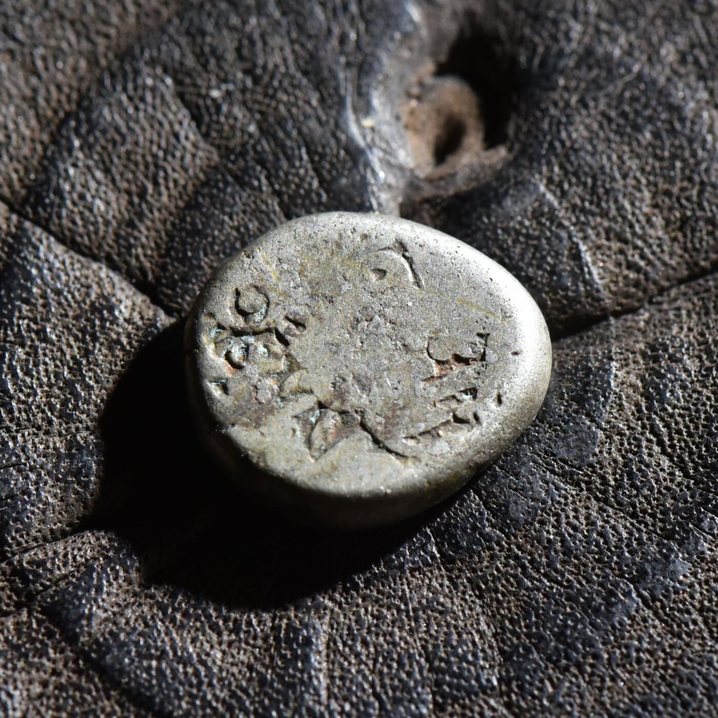 【良泉】第45期【直播场】1月15日晚19.30点开拍！ 208组，西方古代钱币、丝路古珠杂项专场 公元前3世纪【古印度】孔雀王朝【少见】圆形 1卡夏帕银币，2.9克