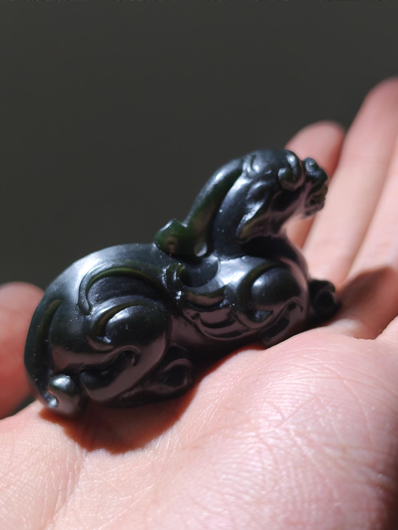 星盘世界钱币2026一月十日新年古典精品大拍 精彩纷呈 精品！当代和田玉且末黑青瑞兽，无结构极品细料长度64毫米，宽度31毫米，非常油润，克重大68.9克