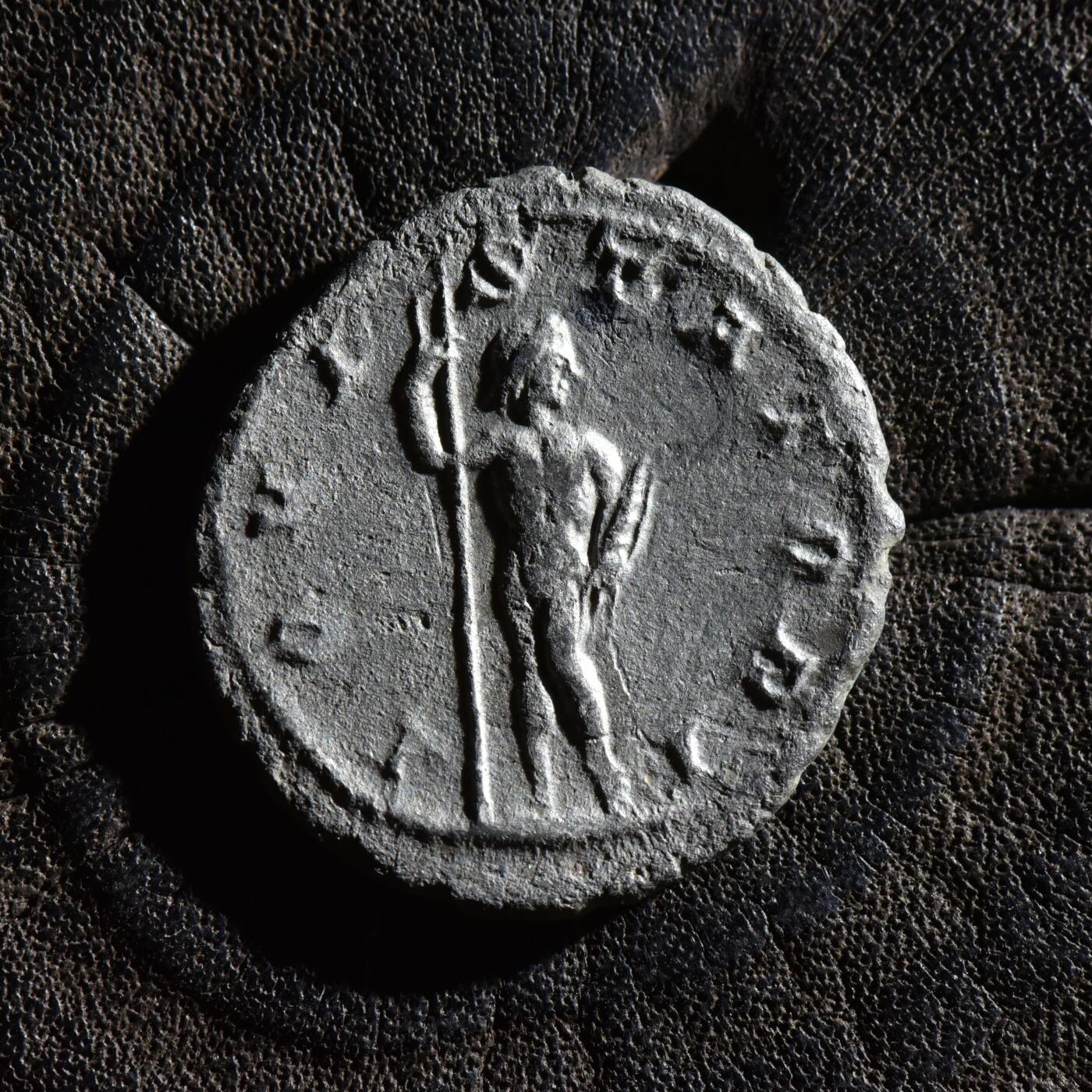 【良泉】第45期【直播场】1月15日晚19.30点开拍！ 208组，西方古代钱币、丝路古珠杂项专场 公元238-244年【古罗马】戈尔迪安三世，背朱庇特手持权杖和雷霆，铭文IOVI STATORI（献给守护神朱庇特）安敦尼银币，2.85克