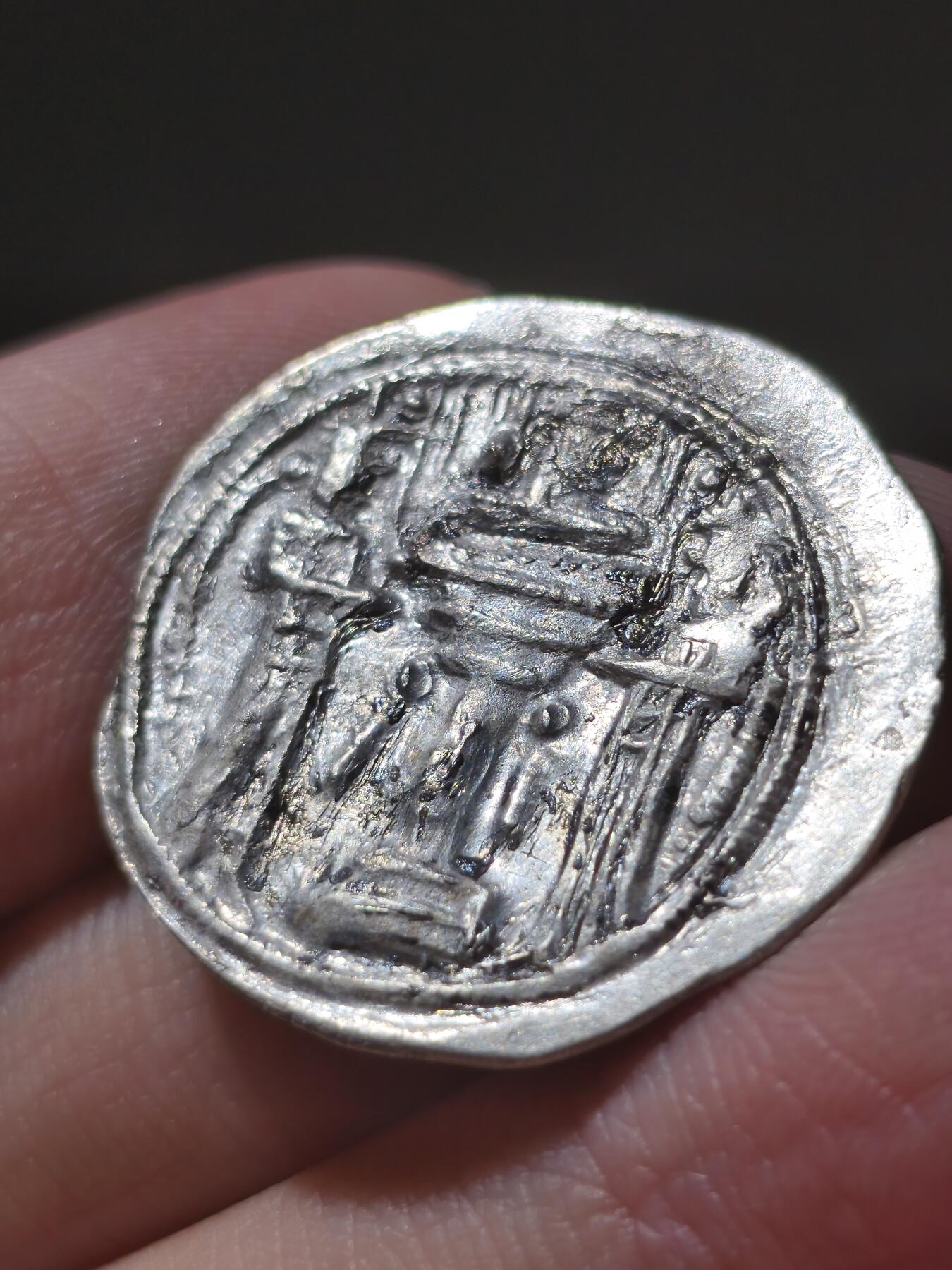 星盘世界钱币2026一月十日新年古典精品大拍 精彩纷呈 精品！萨珊帝国沙普尔二世一德拉克马银币，虽然在萨山中早期银币当中，沙普尔二世不算特别少见，但是这个人的币一般都有各种各样的问题，这一枚已经算比较好的了