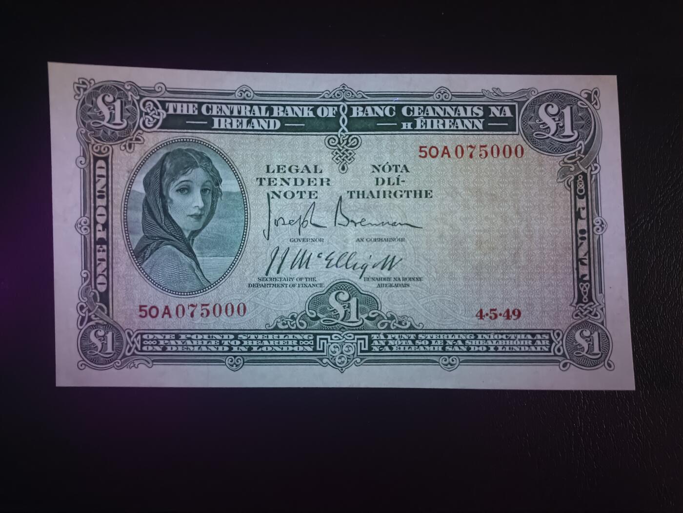 2026首期，总第211期 爱尔兰1949年1镑UNC豹子号000，早期下方有英爱两国货币互换协议的版本，爱尔兰人格化象征“拉维利夫人”