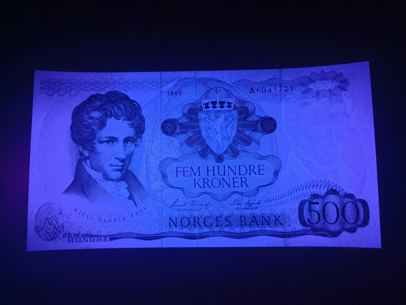 2026首期，总第211期 挪威1985年500克朗AUNC首冠A，椭圆函数奠基人阿贝尔和绿意盎然的奥斯陆大学，挪威钞票的经典品种之一