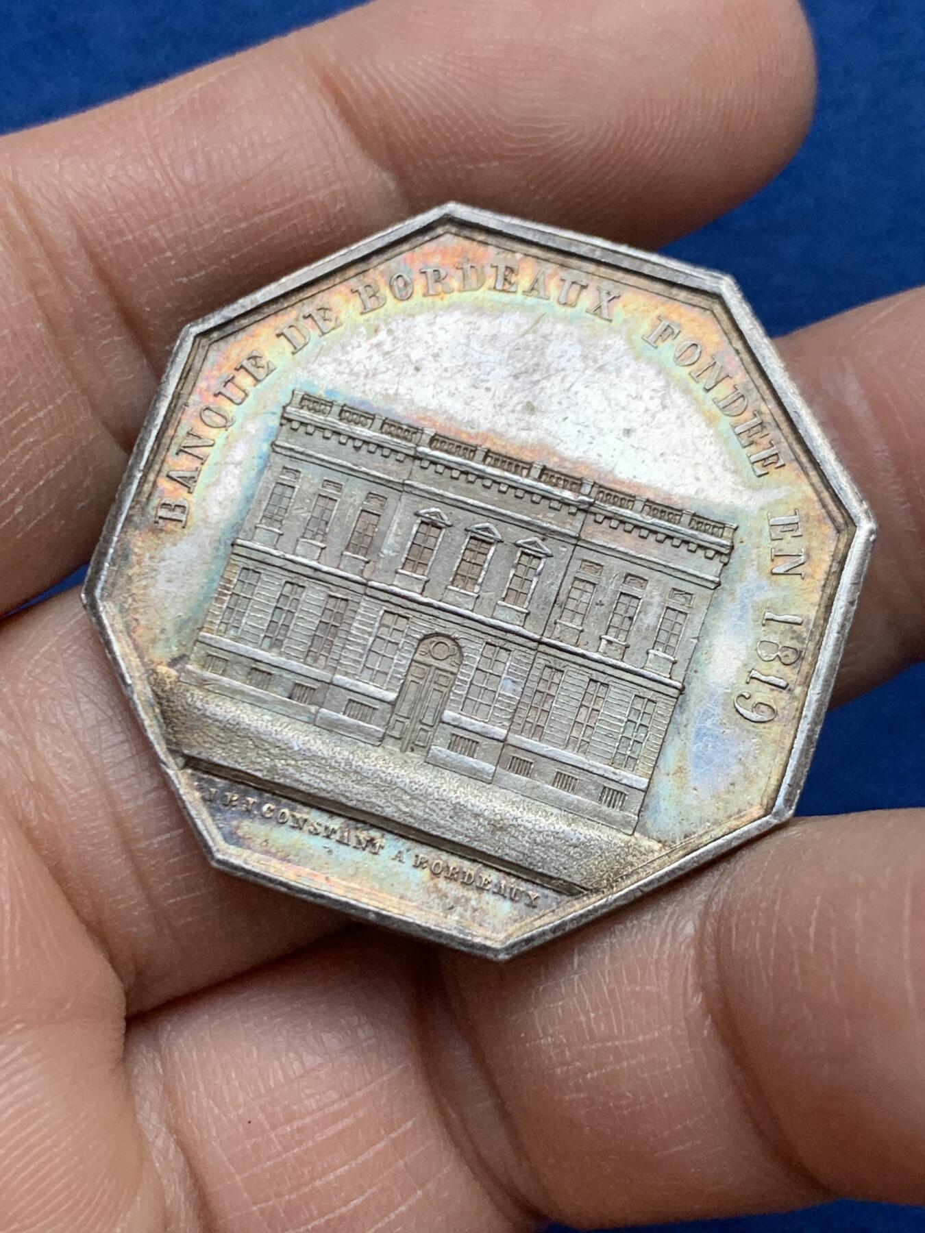 《竞宝斋》第452场 周日，周一 2场连拍 （全场包邮，欢迎送拍） 法国波尔多银行八角银质代币，19.3克，34.6mm，神灯边铭，双面油彩包浆，非常值得品鉴收藏