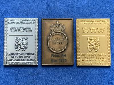 《竞宝斋》第452场 周日，周一 2场连拍 （全场包邮，欢迎送拍） - 三枚一组 瑞典1985年射击节方形奖章，其中一块为镀金材质，宽：35mm，高：51mm，总重量：108.3克。细节见图