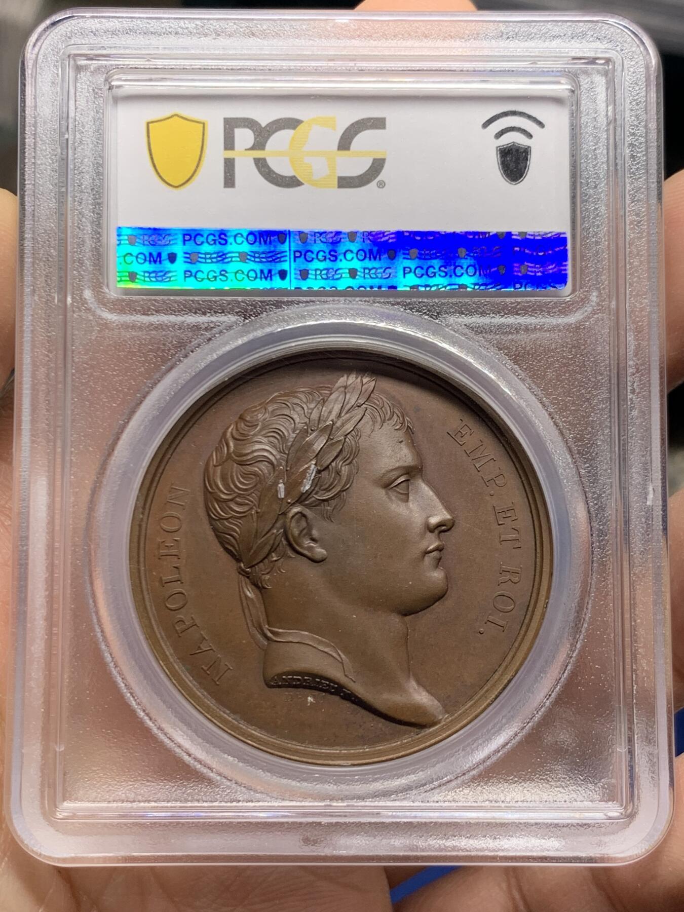 《竞宝斋》第452场 周日，周一 2场连拍 （全场包邮，欢迎送拍） PCGS SP64 亚军分！ 法国1809年拿破仑将罗马并入帝国纪念原铸铜章 巴黎造币厂近乎完美巧克力包浆，正面为并肩的罗马女神和巴黎女神团结一致向前看，罗马的拟人化城市半身像（头盔上是哺乳双胞胎的母狼）和巴黎（头部为巴黎市徽上的船只）， 标志着拿皇征服意大利，罗马成为第二首都， 纯人物肖像题材在拿章中非常稀少，难得好品种，仅一枚65分更高