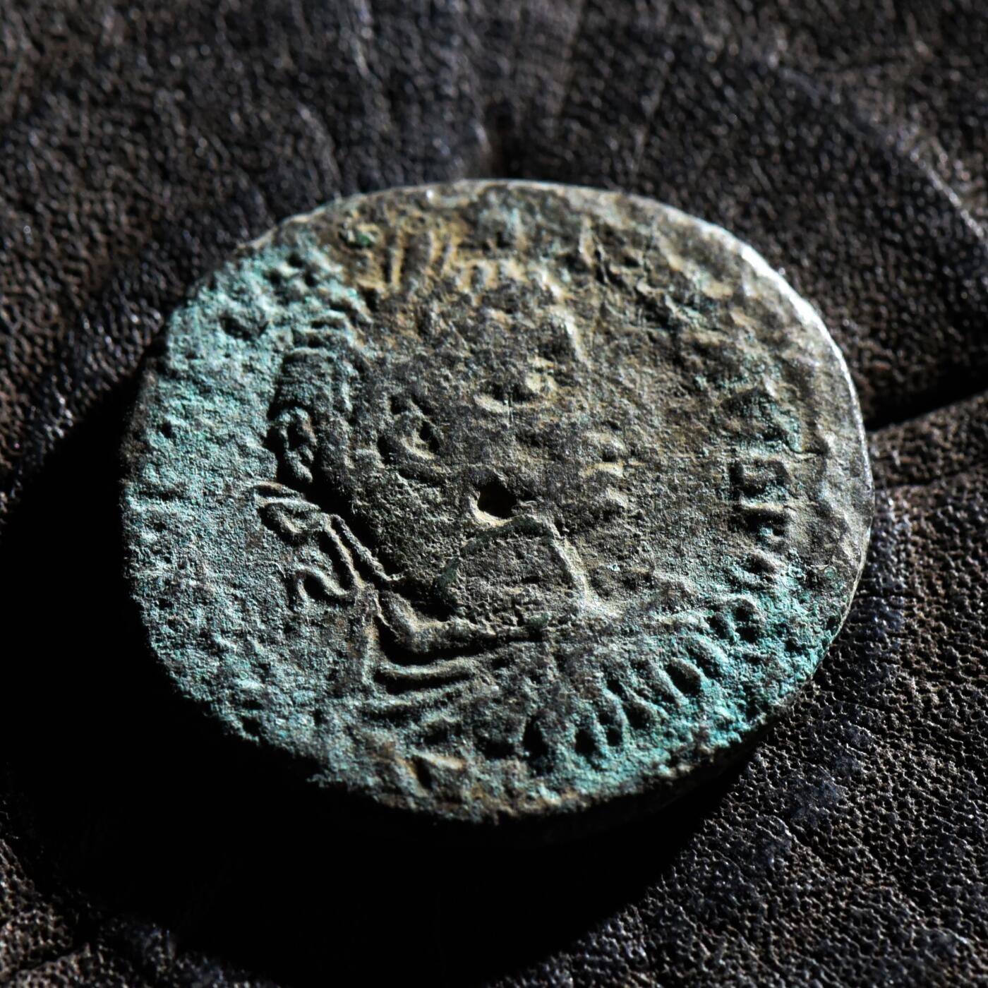 【良泉】第45期【直播场】1月15日晚19.30点开拍！ 208组，西方古代钱币、丝路古珠杂项专场 公元222-235年【古罗马·行省】【马恰诺波里斯】塞维鲁·亚历山大“许癸厄亚喂蛇”大铜币，8.6克