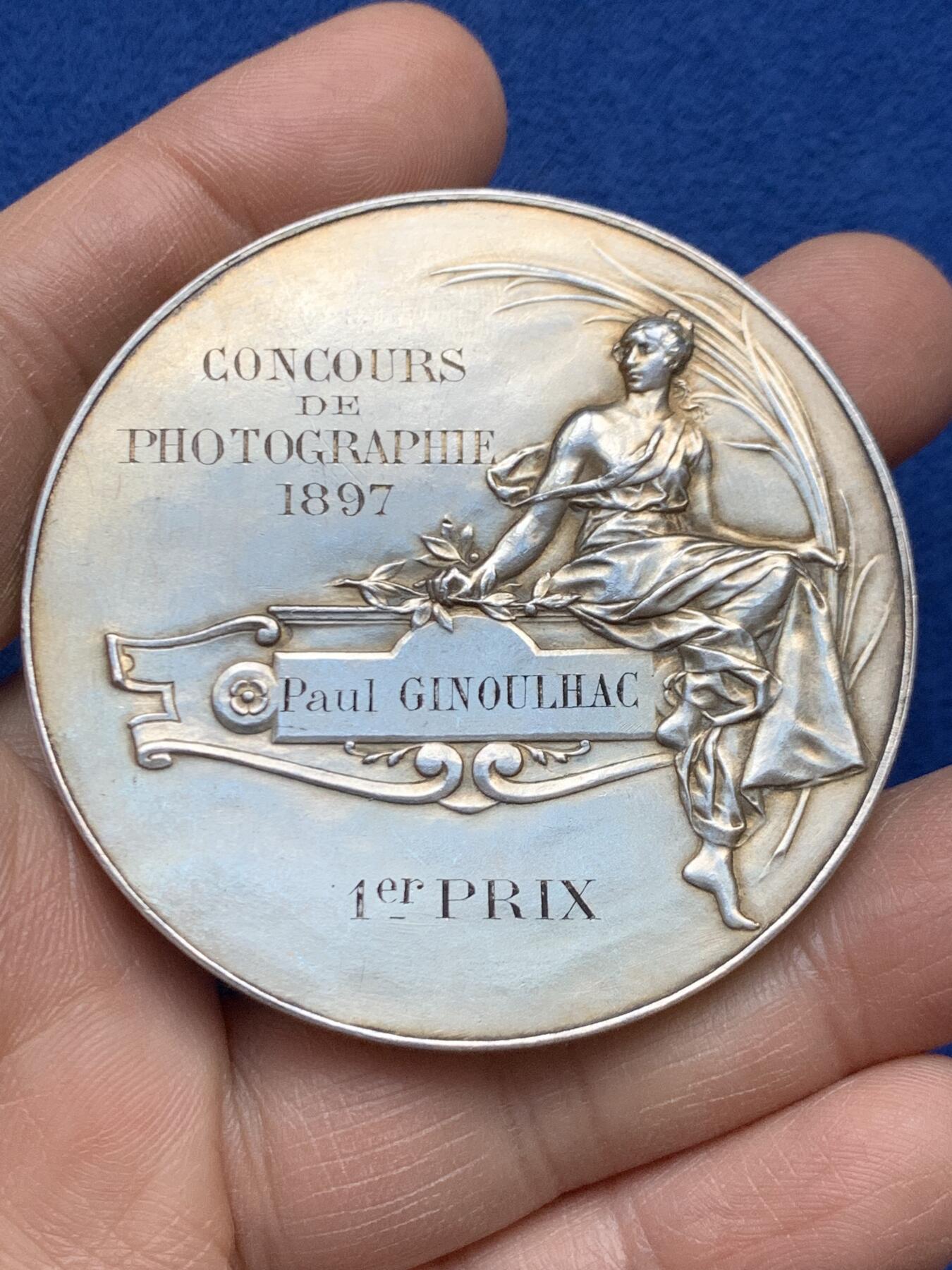 《竞宝斋》第452场 周日，周一 2场连拍 （全场包邮，欢迎送拍） 1897年巴涅尔-德吕雄花卉节摄影比赛第一名纪念镀金大银章 81.55克 56.5mm 丰饶角银 好品