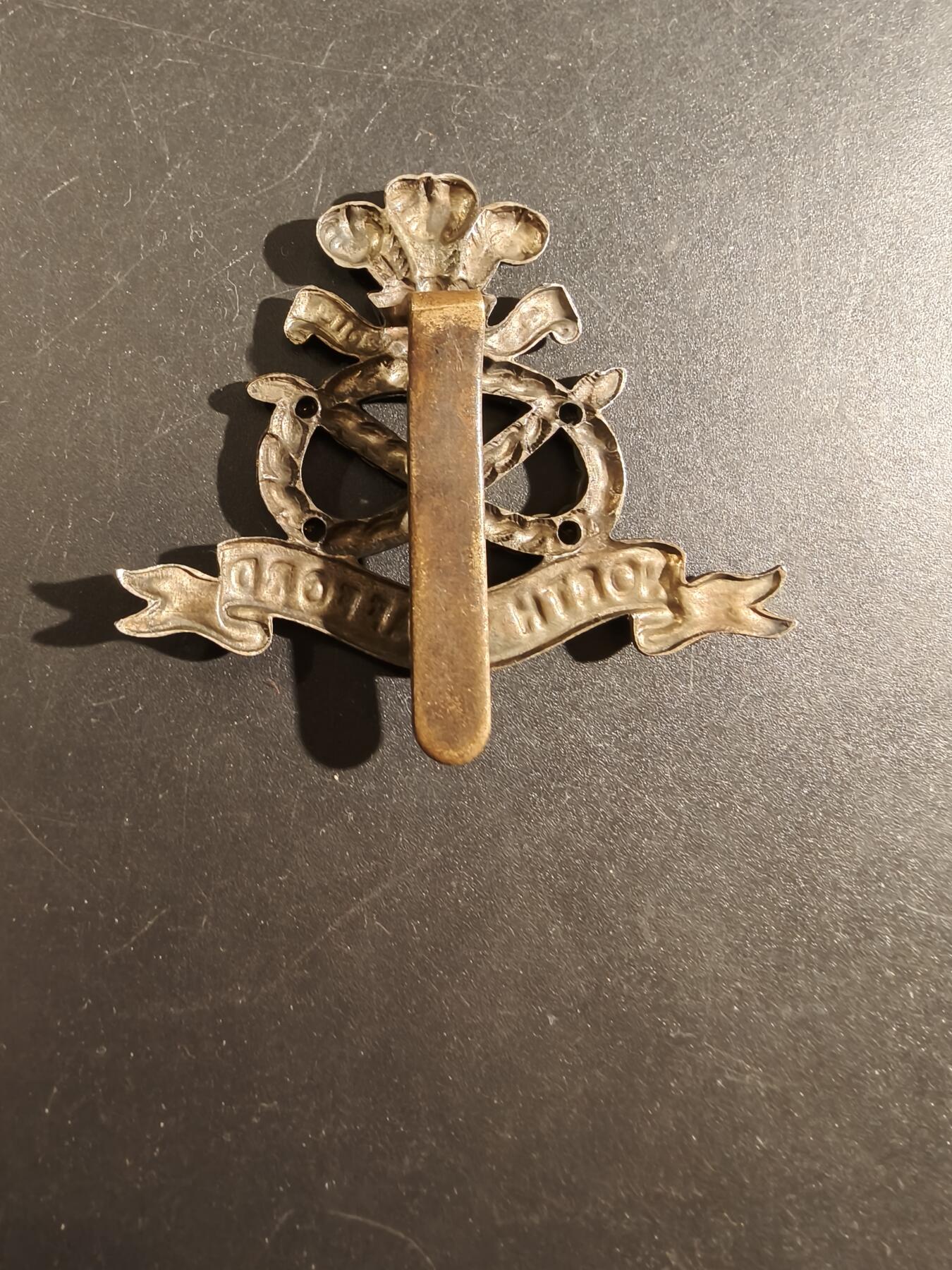 老王徽章第172期 英国北斯塔福德步兵团帽徽     一战时期