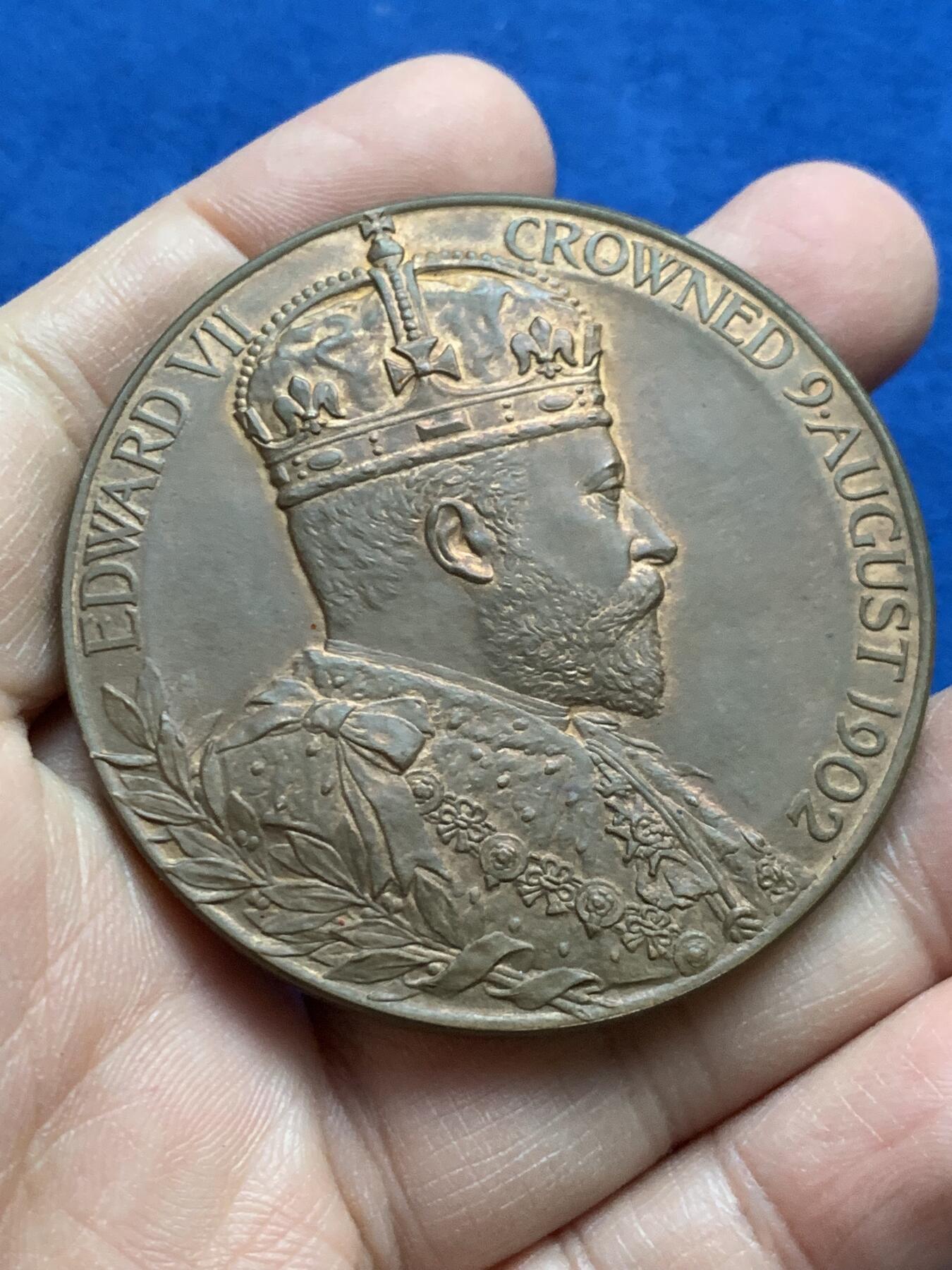 《竞宝斋》第452场 周日，周一 2场连拍 （全场包邮，欢迎送拍） 英国 1902年 爱德华七世夫妇加冕典礼纪念大铜章 巧克力包浆 81.45克 55.2mm 原盒