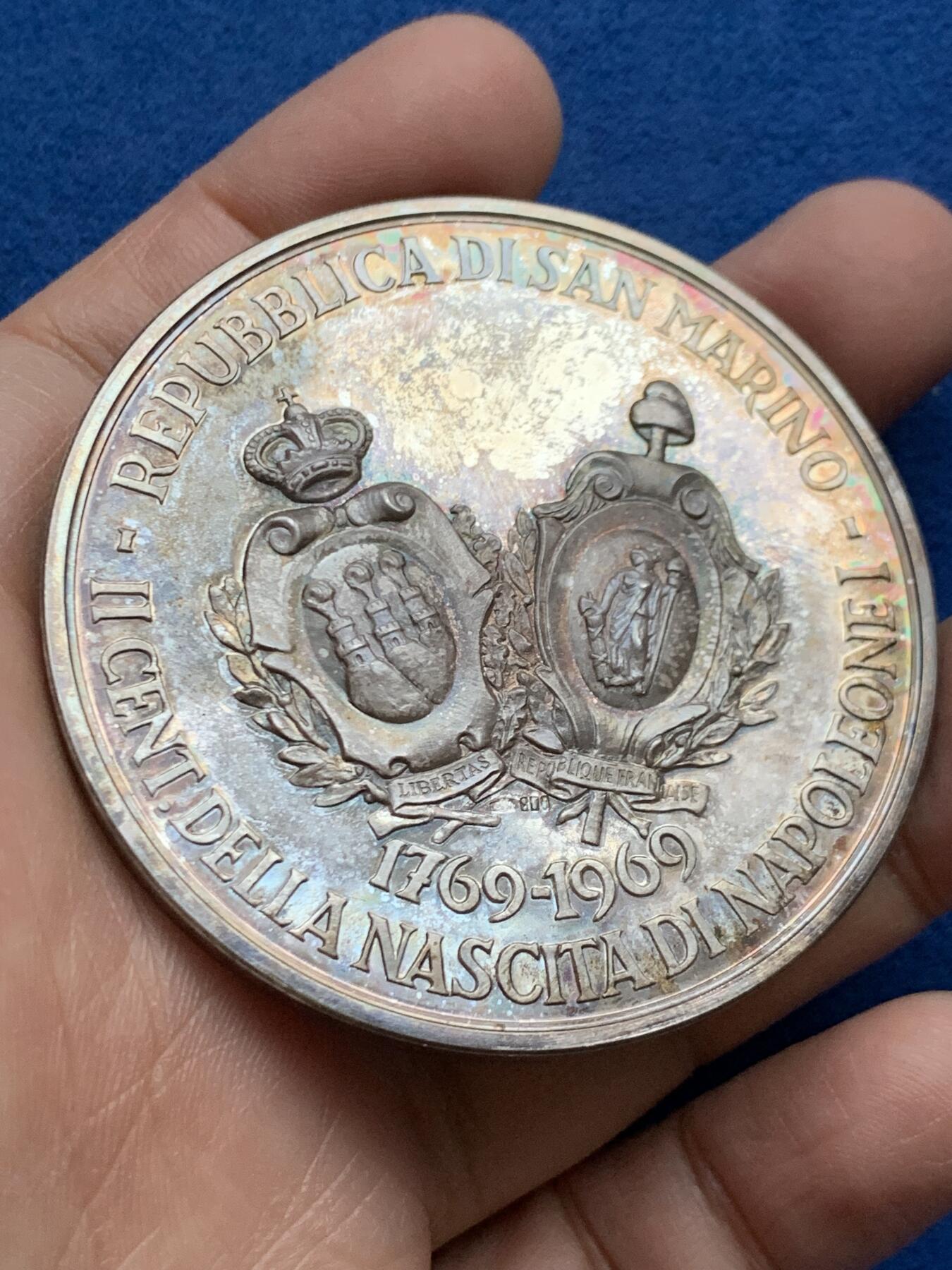 《竞宝斋》第452场 周日，周一 2场连拍 （全场包邮，欢迎送拍） 圣马力诺拿破仑一世诞辰二百周年纪念章 铜质（87.8克）+银质（98.6克） 60mm 正面为拿破仑·波拿巴与安东尼奥·奥诺里侧像 带盒 细节见图