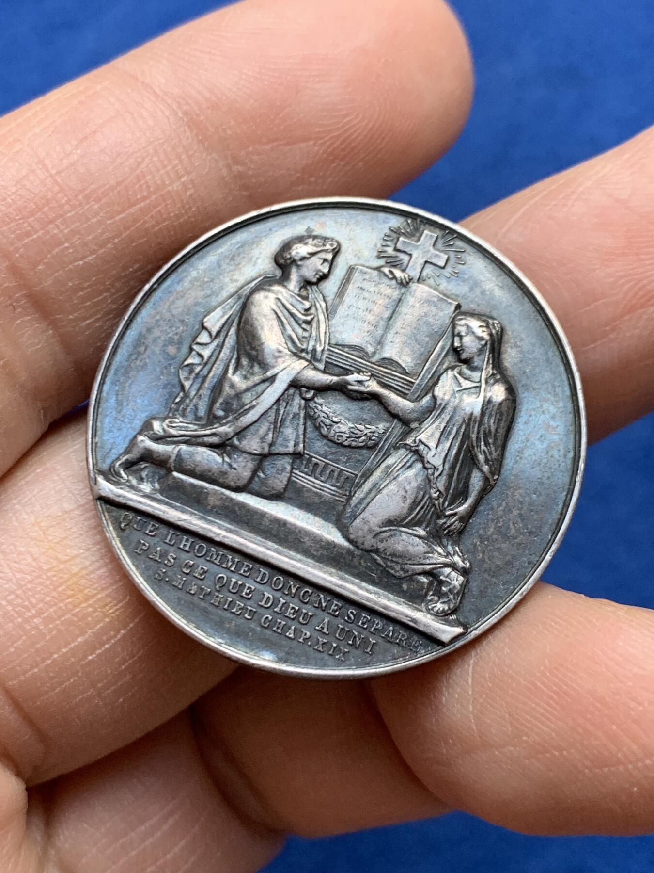 《竞宝斋》第452场 周日，周一 2场连拍 （全场包邮，欢迎送拍） 法国1856年婚礼纪念章 结婚银章 31.7MM 13.65g 手指边铭