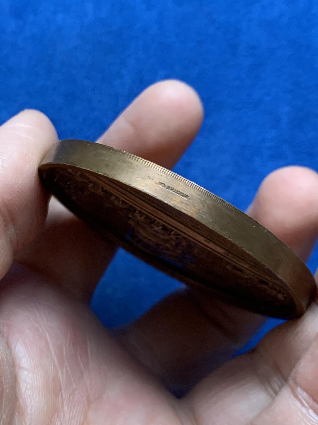 《竞宝斋》第452场 周日，周一 2场连拍 （全场包邮，欢迎送拍） 法国1840年拿破仑巴黎葬礼大型铜章，场面刻画恢弘大气，在后铸版本里细节体现已经非常好了，直径58.5mm，重105克，带盒