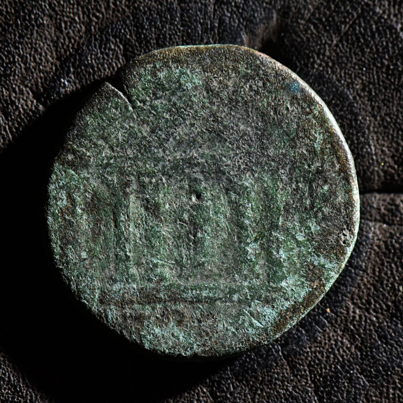 【良泉】第45期【直播场】1月15日晚19.30点开拍！ 208组，西方古代钱币、丝路古珠杂项专场 公元218-222年【古罗马·行省】【马恰诺波里斯】【暴君】埃拉伽巴路斯，神庙大铜币（未见著录）8.7克