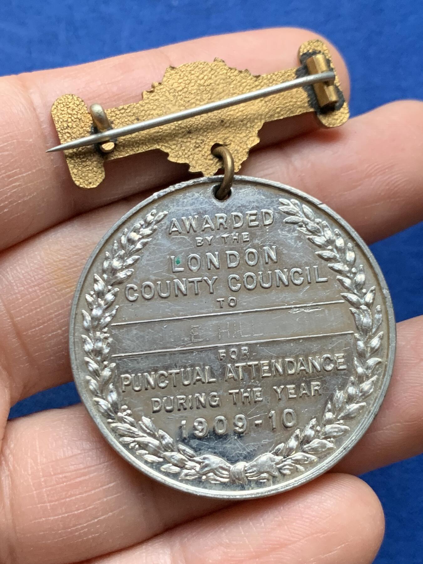 《竞宝斋》第452场 周日，周一 2场连拍 （全场包邮，欢迎送拍） 英国 1910年 爱德华七世高浮雕纪念章 WM材质 含完整铭牌 总重约18.7克 细节见图