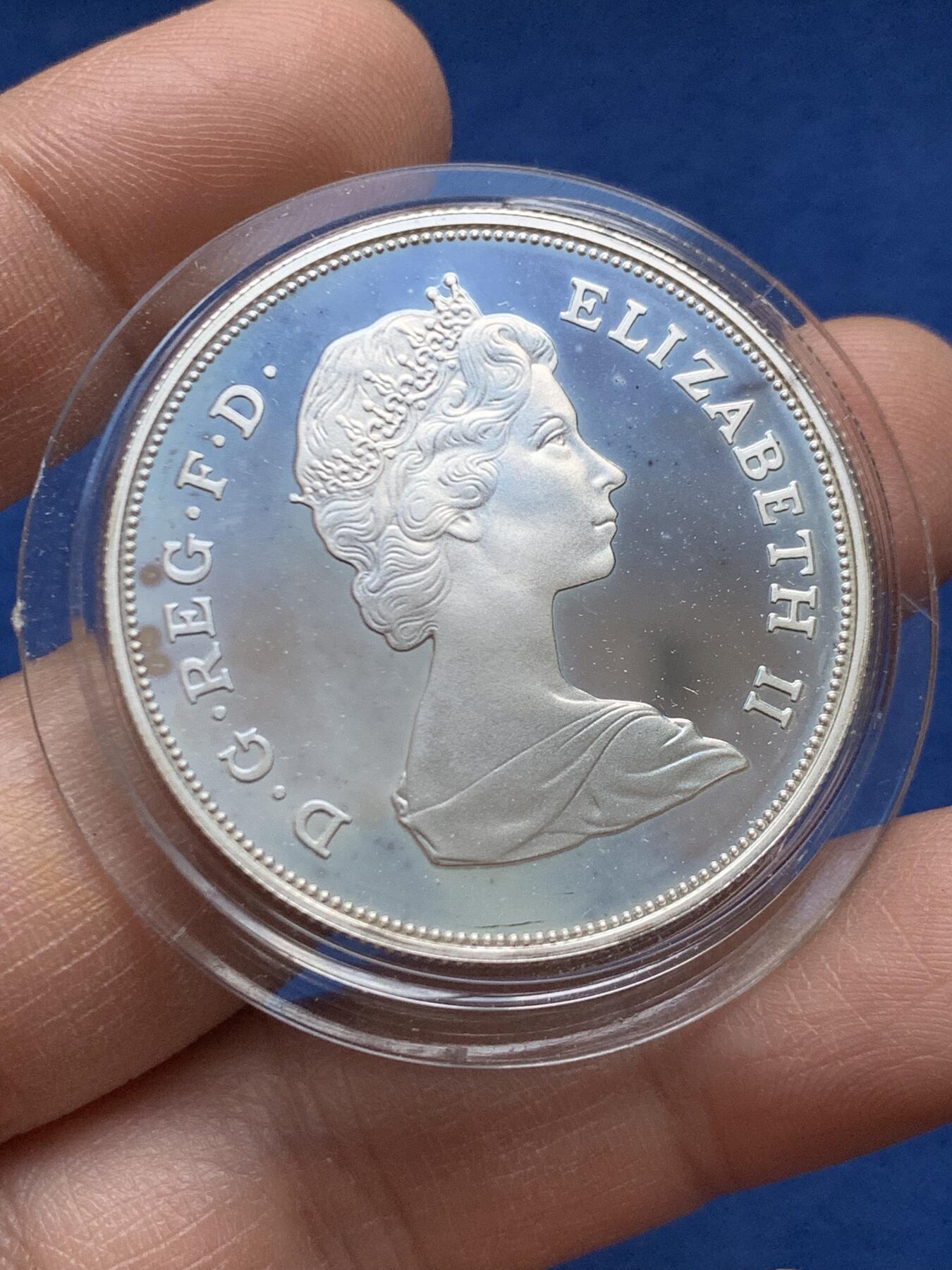 《竞宝斋》第452场 周日，周一 2场连拍 （全场包邮，欢迎送拍） 英国1980年女王母亲80岁大寿25便士克朗型纪念银币