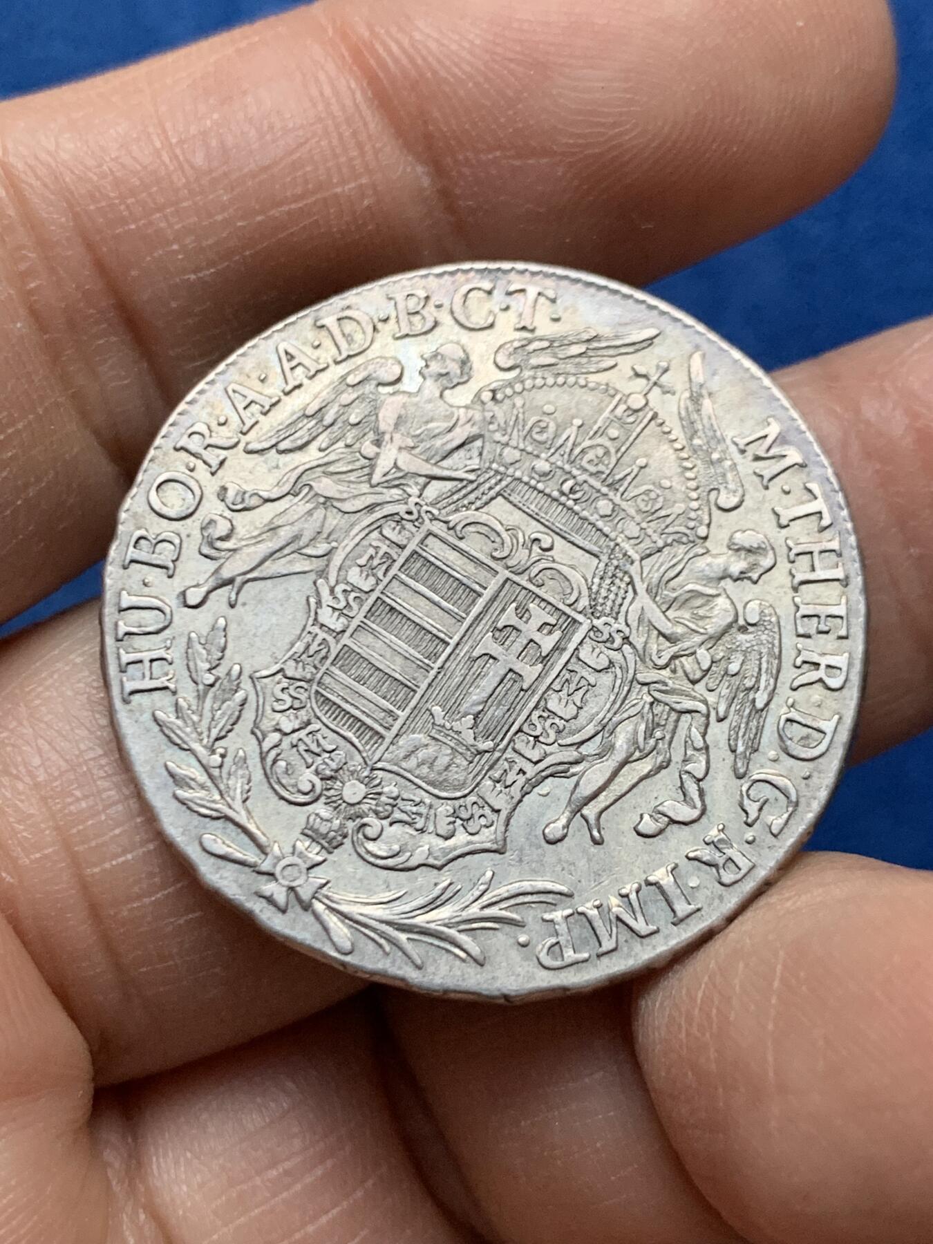 《竞宝斋》第452场 周日，周一 2场连拍 （全场包邮，欢迎送拍） PCGS AU53 砸盒 有标签 匈牙利1780年玛丽亚特蕾莎半泰勒银币 圣母抱子天使扶盾 边铭清晰可读 克雷姆尼察B厂 均匀的浅灰色包浆银光充足细节很好的品相 盒子裂了就拆出来了可对比官网照片确认原币原状态无疑