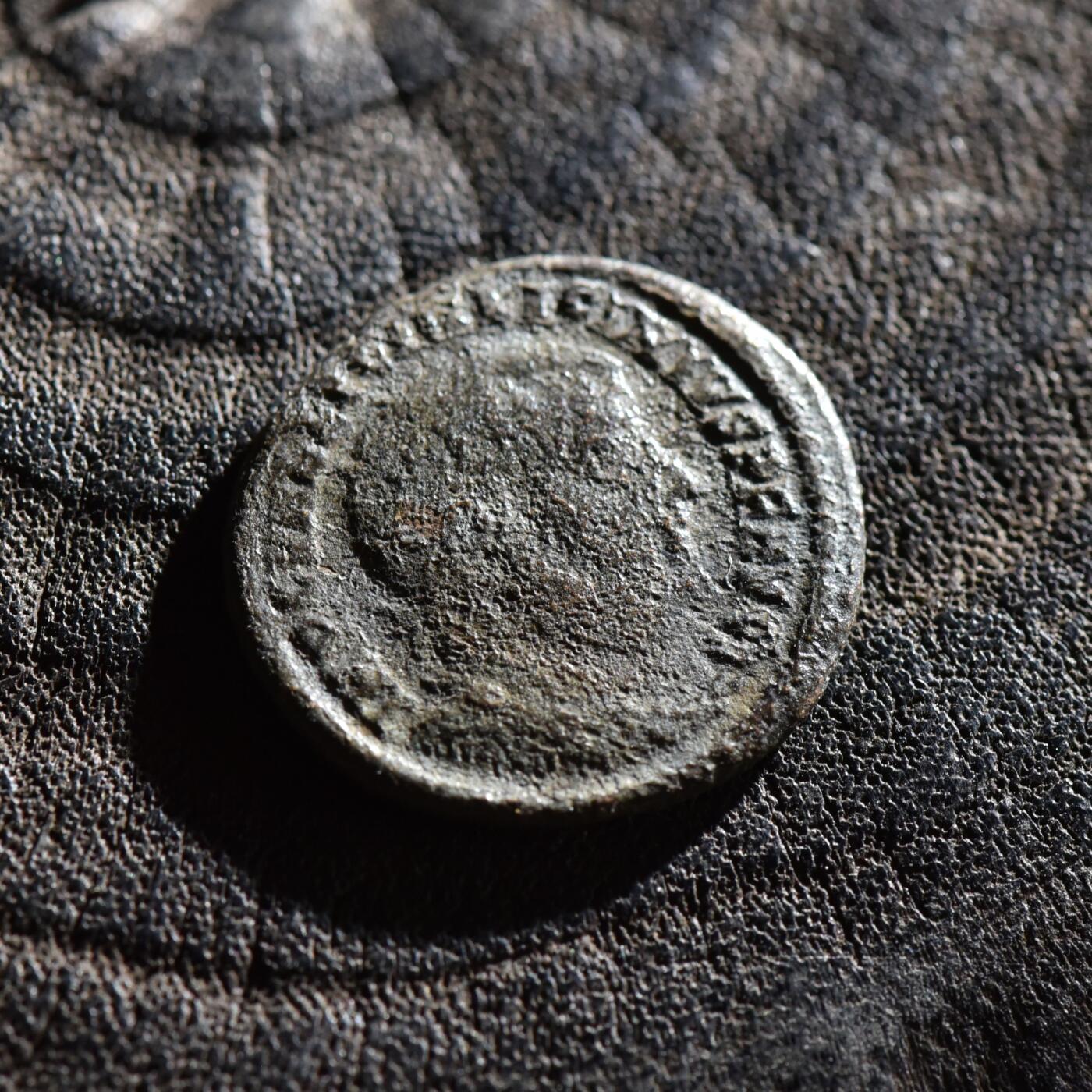 【良泉】第45期【直播场】1月15日晚19.30点开拍！ 208组，西方古代钱币、丝路古珠杂项专场 公元318-320年【古罗马】李锡尼二世“朱庇特持胜利女神”洗银富力铜币，尼科墨底亚造币厂，2.46克