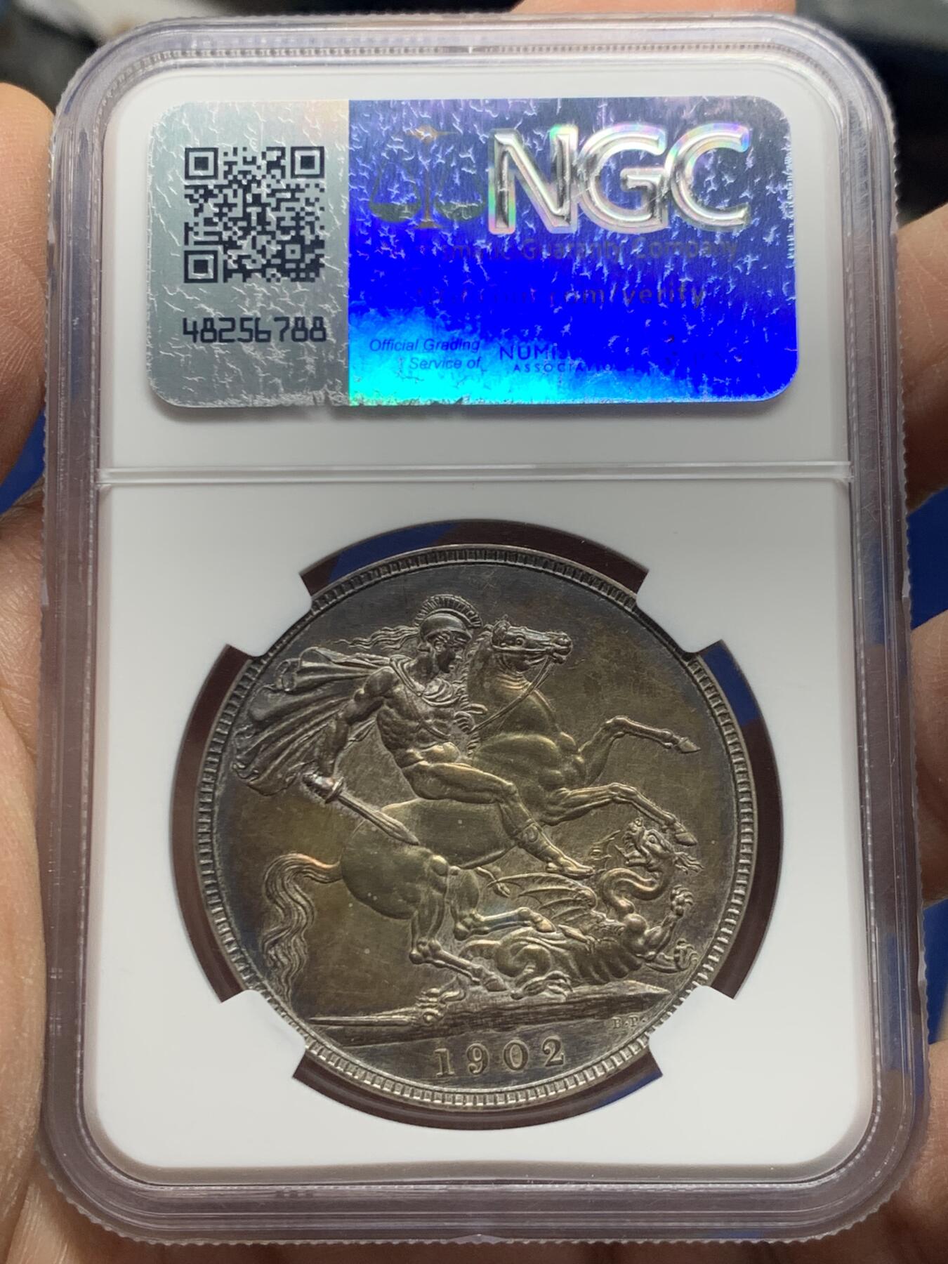 《竞宝斋》第452场 周日，周一 2场连拍 （全场包邮，欢迎送拍） NGC PF64MATTE 英国1902年爱德华七世精制马剑克朗 正面酱彩背面火烧云 爱七精制币难见包浆