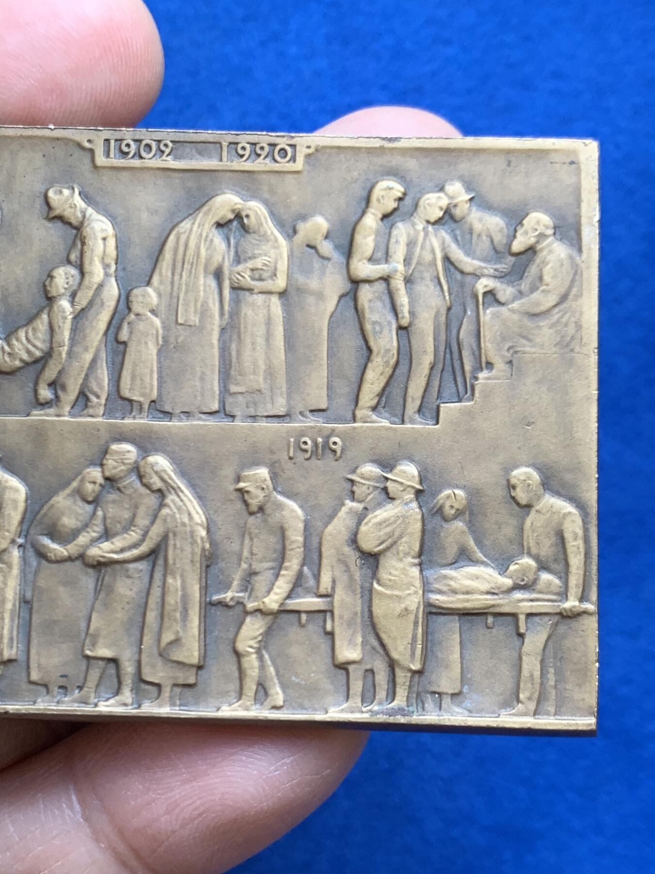 《竞宝斋》第452场 周日，周一 2场连拍 （全场包邮，欢迎送拍） 1921年名家让·肖雷尔作 法国政治家朱斯坦·戈达尔纪念方型大铜章 85.35克 47.2*65mm 三角铜标