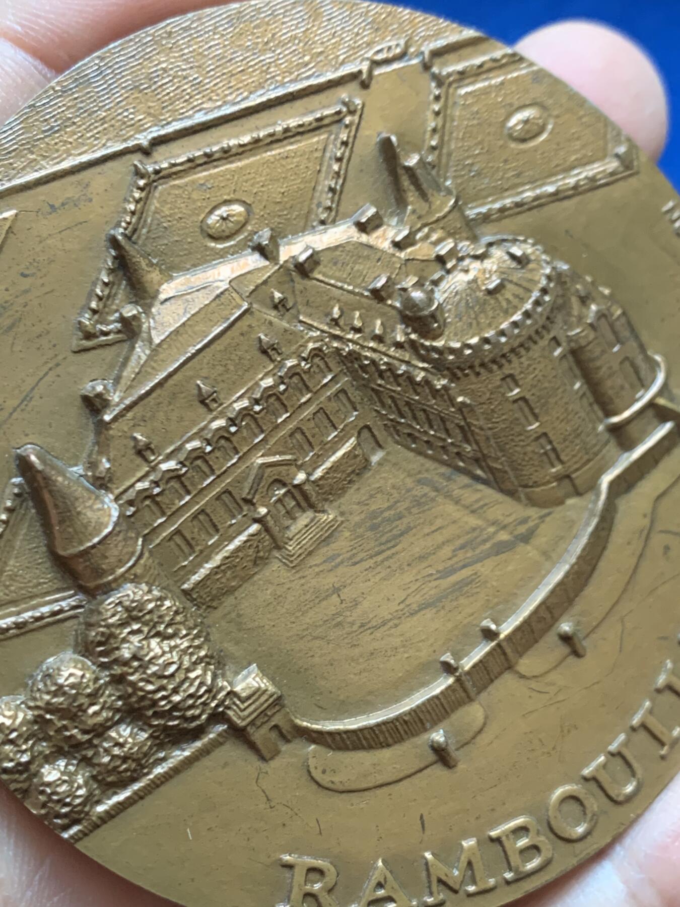 《竞宝斋》第452场 周日，周一 2场连拍 （全场包邮，欢迎送拍） 法国朗布依埃城堡鸟瞰景铜章 高浮雕景观 188.1克 71.2mm 丰饶角铜标