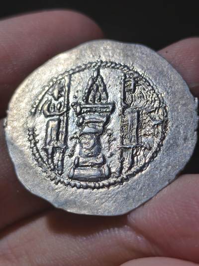 精品！萨珊帝国耶兹格德二世一德拉科马银币，这个脸刻的十分清晰，耶兹格德二世这个品种难度很高，非常高，所以能找到这样的品相，已经实属不易