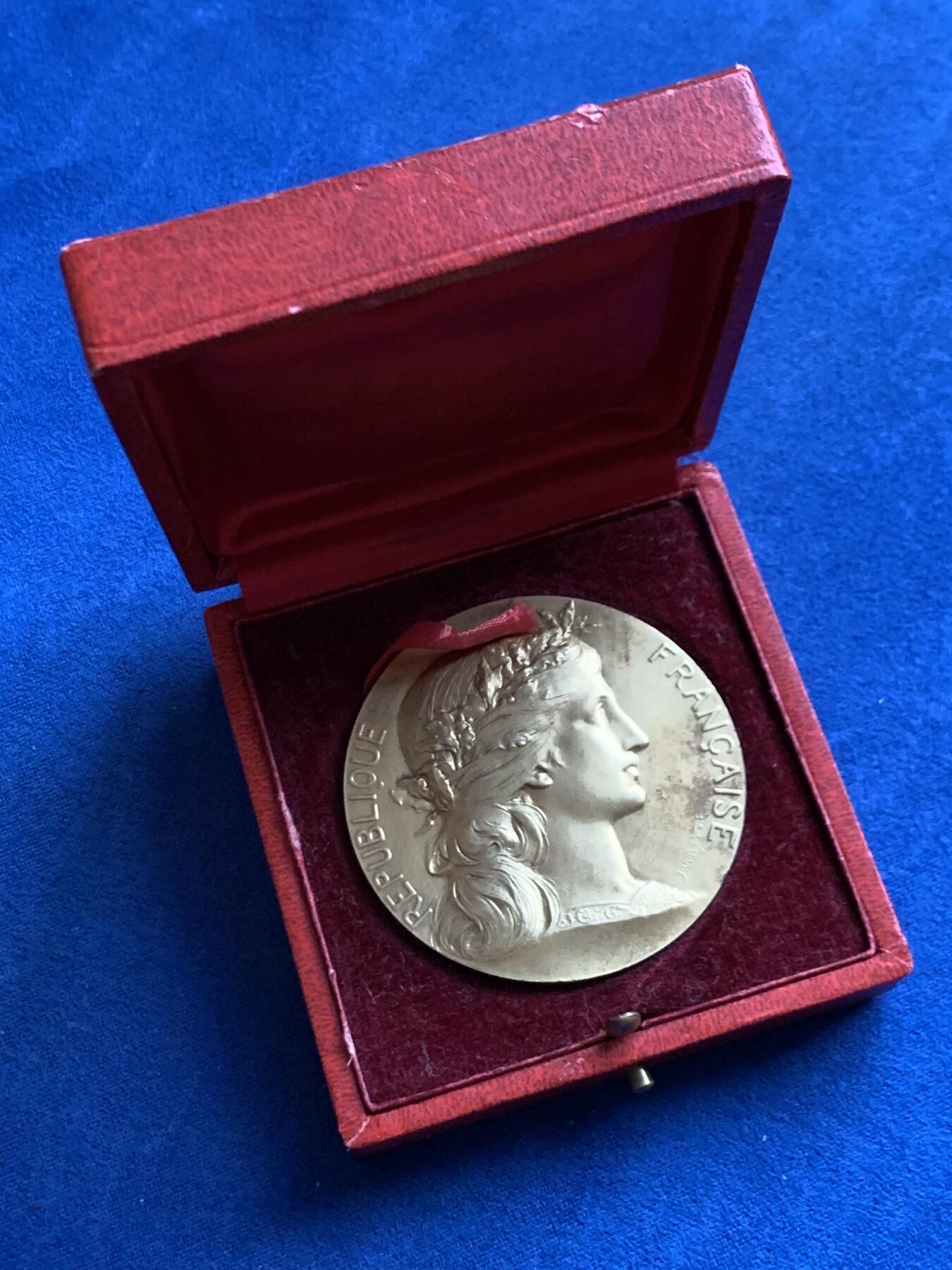 《竞宝斋》第452场 周日，周一 2场连拍 （全场包邮，欢迎送拍） 法国战争部长颁发射击比赛镀金大银章 64.8克 50mm 丰饶角1银标 带盒