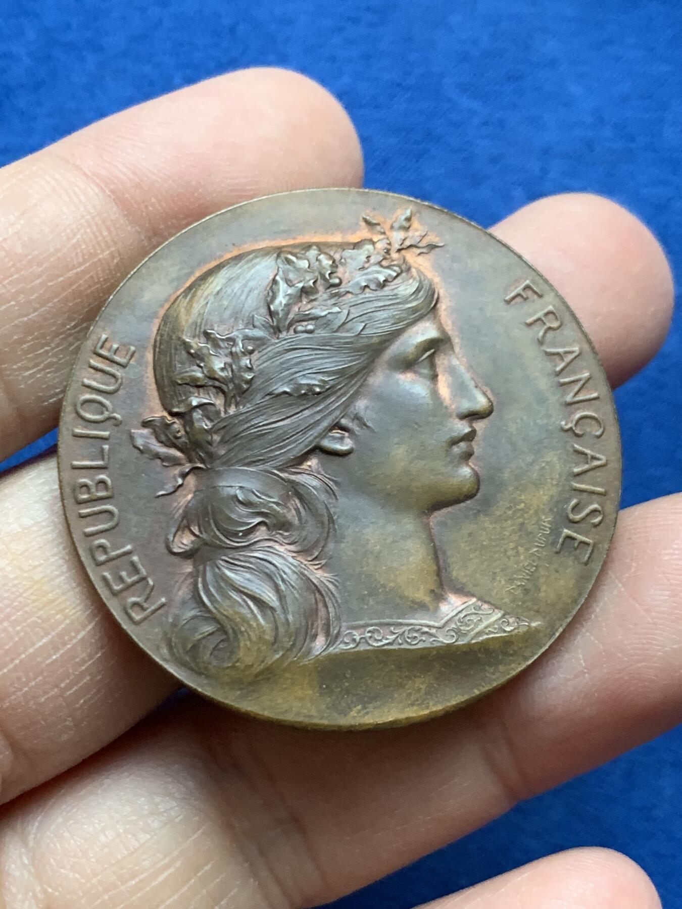 《竞宝斋》第452场 周日，周一 2场连拍 （全场包邮，欢迎送拍） 1891年玛丽安娜女神铜章 带原盒 33.3克 41.2mm 丰饶角铜标