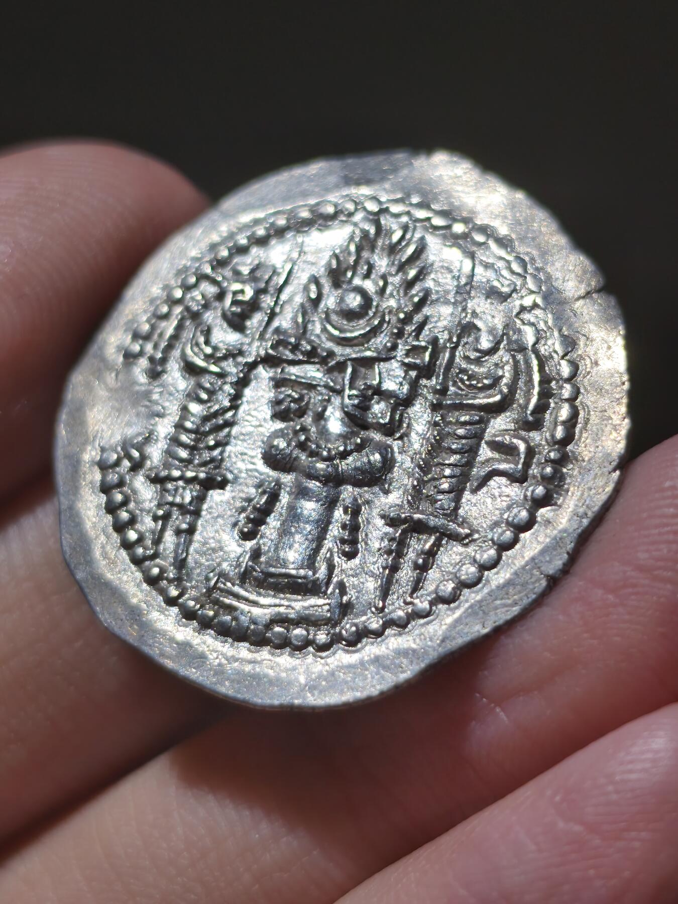 星盘世界钱币2026一月十日新年古典精品大拍 精彩纷呈 精品！萨珊帝国瓦赫兰五世一德拉克马银币，首先，光度非常漂亮，而且这一枚的雕刻风格十分有意思，表现张力十足，是用简单线条去勾勒的人物，非常有趣的工艺和艺术风格