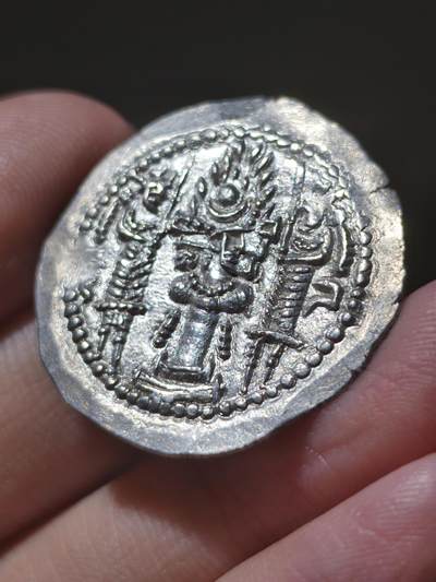 精品！萨珊帝国瓦赫兰五世一德拉克马银币，首先，光度非常漂亮，而且这一枚的雕刻风格十分有意思，表现张力十足，是用简单线条去勾勒的人物，非常有趣的工艺和艺术风格