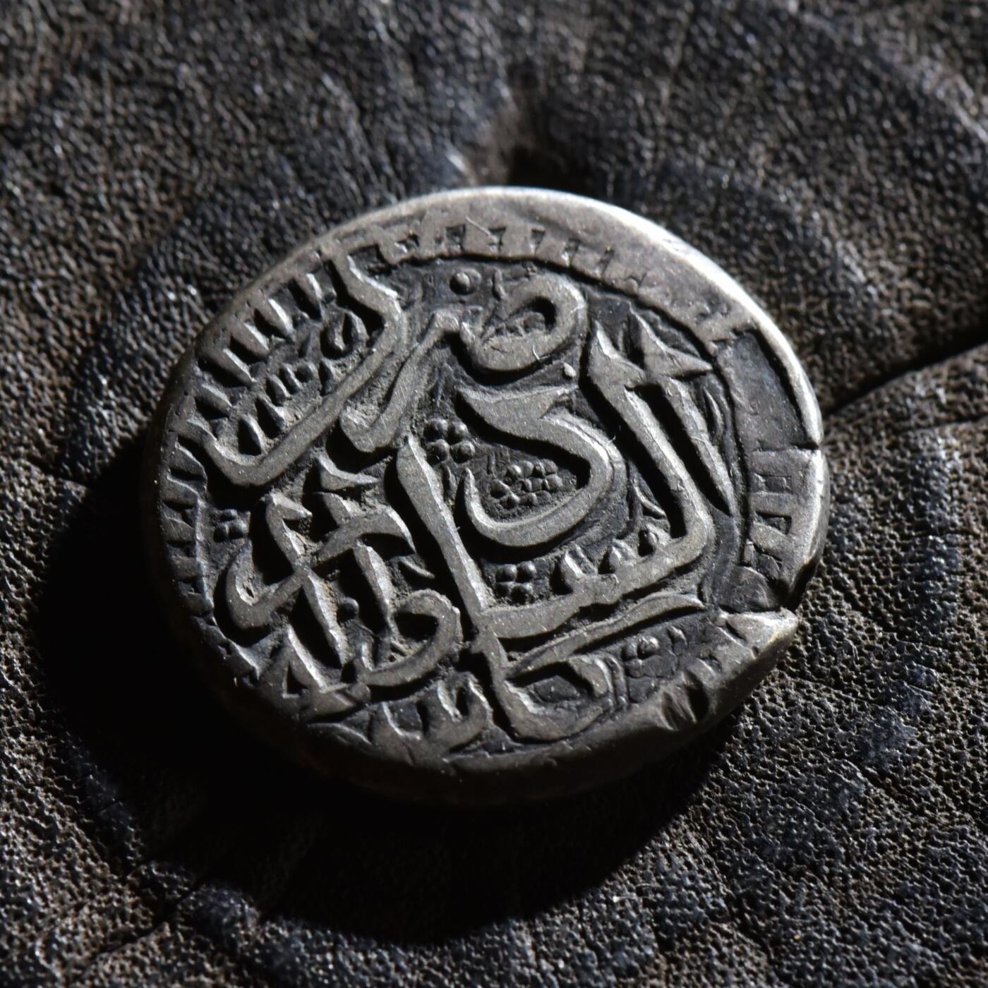 【良泉】第45期【直播场】1月15日晚19.30点开拍！ 208组，西方古代钱币、丝路古珠杂项专场 公元1892-1893年（回历1310年）【巴拉克宰王朝】阿卜杜勒·拉赫曼·汗（1880-1901）卢比银币，9.08克。