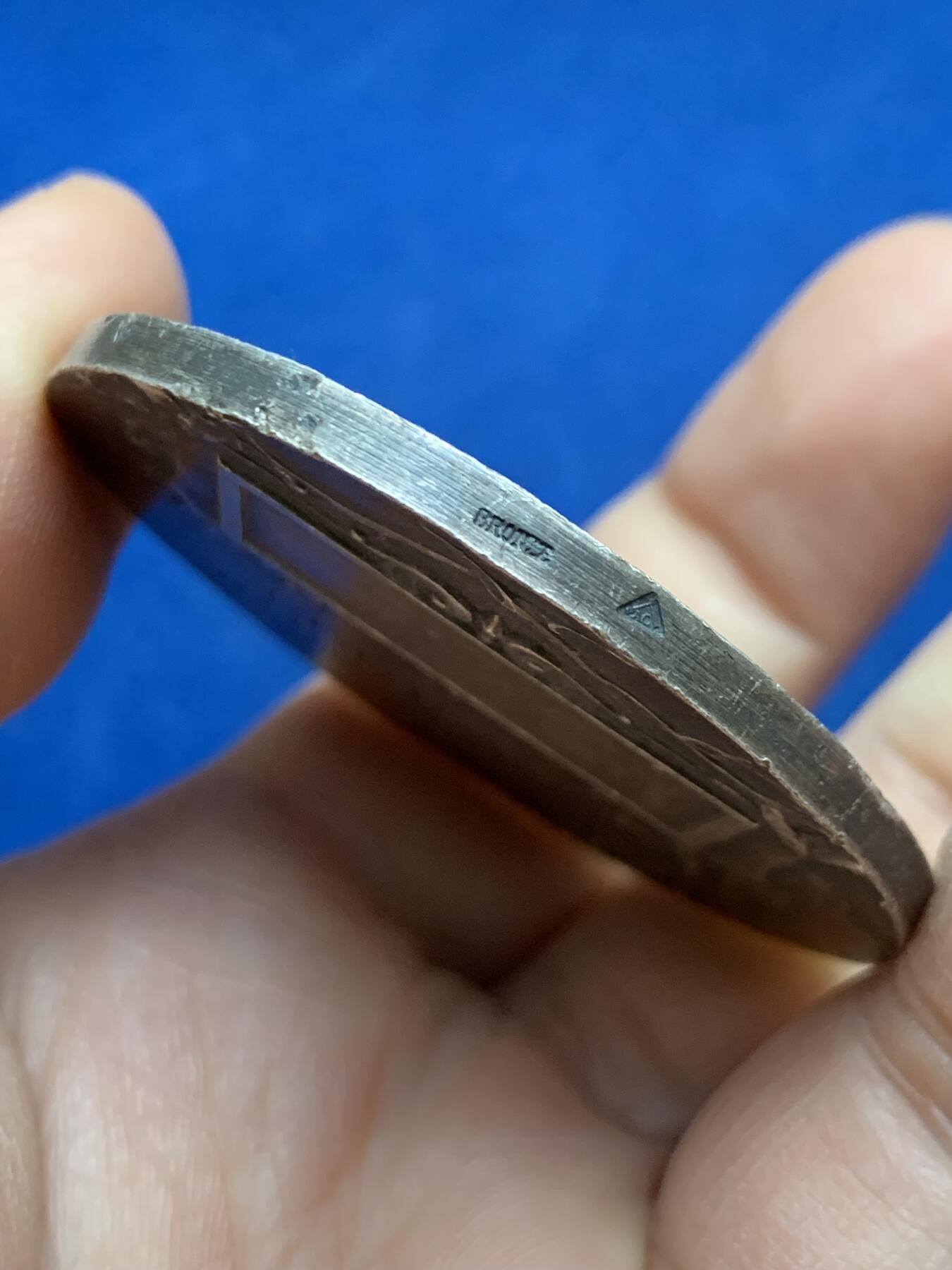 《竞宝斋》第452场 周日，周一 2场连拍 （全场包邮，欢迎送拍） 法国射击比赛镀银铜章 52.55克 49mm 三角铜标