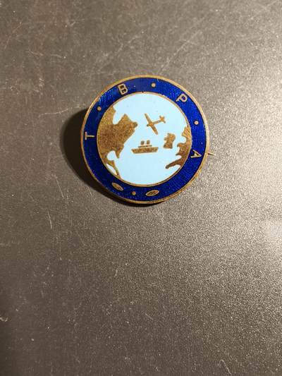 老王徽章第172期 - 英国跨大西洋新娘与家长协会证章     该协会成立于1947 年，旨在为英国出生的移民及其后代提供一个交流平台。 