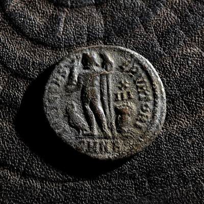 【良泉】第45期【直播场】1月15日晚19.30点开拍！ 208组，西方古代钱币、丝路古珠杂项专场 - 公元318-320年【古罗马】李锡尼二世“朱庇特持胜利女神”洗银富力铜币，尼科墨底亚造币厂，2.46克