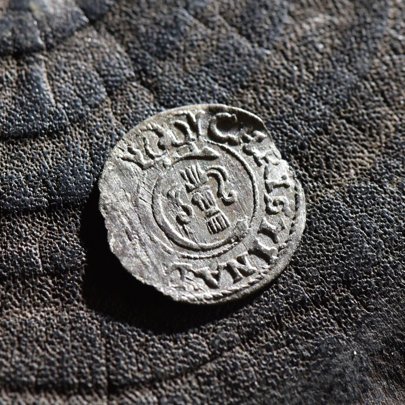 【良泉】第45期【直播场】1月15日晚19.30点开拍！ 208组，西方古代钱币、丝路古珠杂项专场 【美品】公元1655年【瑞典·利沃尼亚】克里斯蒂娜女王，银索利多，0.38克