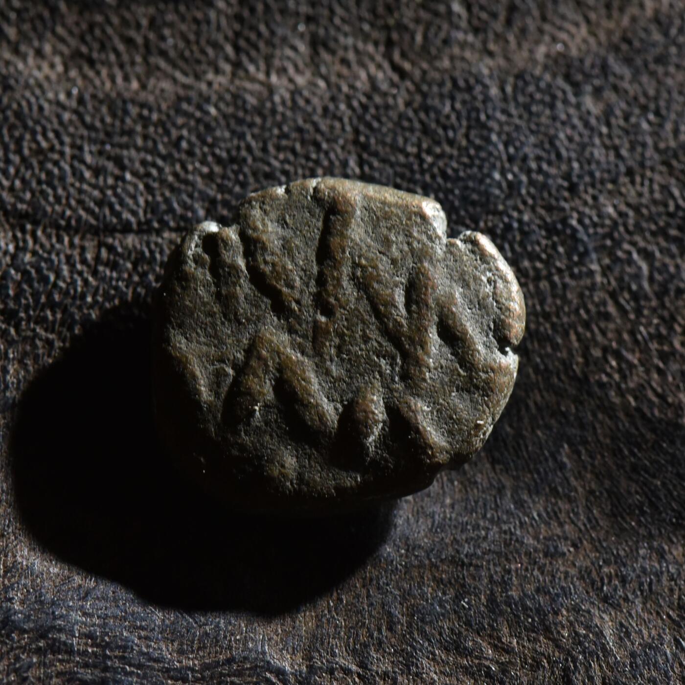 【良泉】第45期【直播场】1月15日晚19.30点开拍！ 208组，西方古代钱币、丝路古珠杂项专场 公元1-2世纪【埃兰】弗拉特斯，背面带有特殊符号。一德拉克马铜币，3.03克