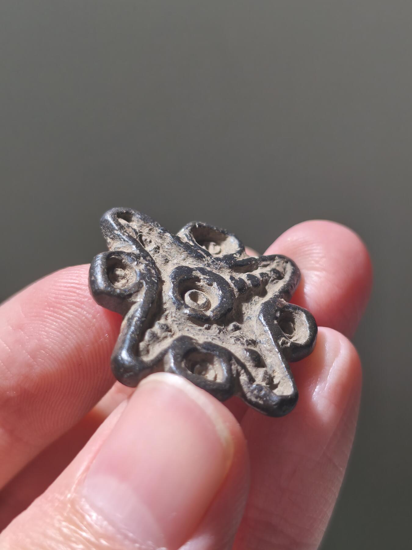 星盘世界钱币2026一月十日新年古典精品大拍 精彩纷呈  精品！BMAC青铜文化18.6g，阿瑟克斯文明早期实心青铜印章，这种跟后期那种镂空的不是一种类型，这个图案非常有趣，是一个类似星星的形状，然后周围有四个圈，这种应该不是普通人能用的，非常少见，这一枚上面有一个系绳的孔