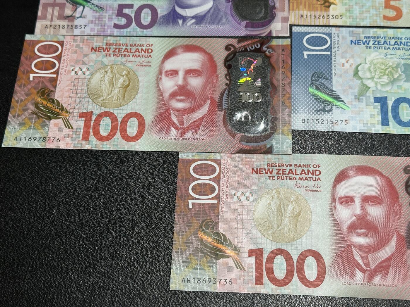 《外钞收藏家》第五百九十八期（2026年新年第一场）（本平台长期征集拍品、欢迎藏友们联系合作） 新西兰明亮版 所有年份签名 一共九张，5 10各一张，20 100各两张，50三张 全新UNC