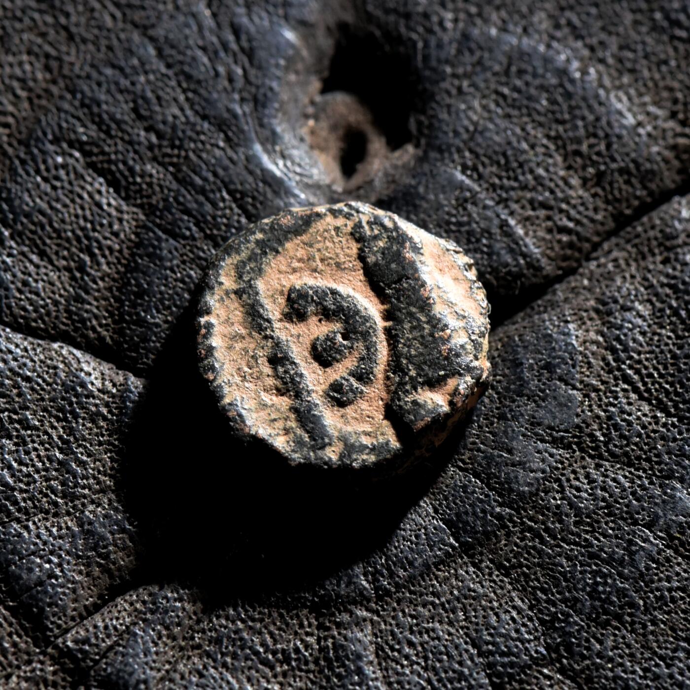 【良泉】第45期【直播场】1月15日晚19.30点开拍！ 208组，西方古代钱币、丝路古珠杂项专场 公元518-527年【拜占庭】查士丁一世，5努米，安条克造币厂，微型铜币，2.15克