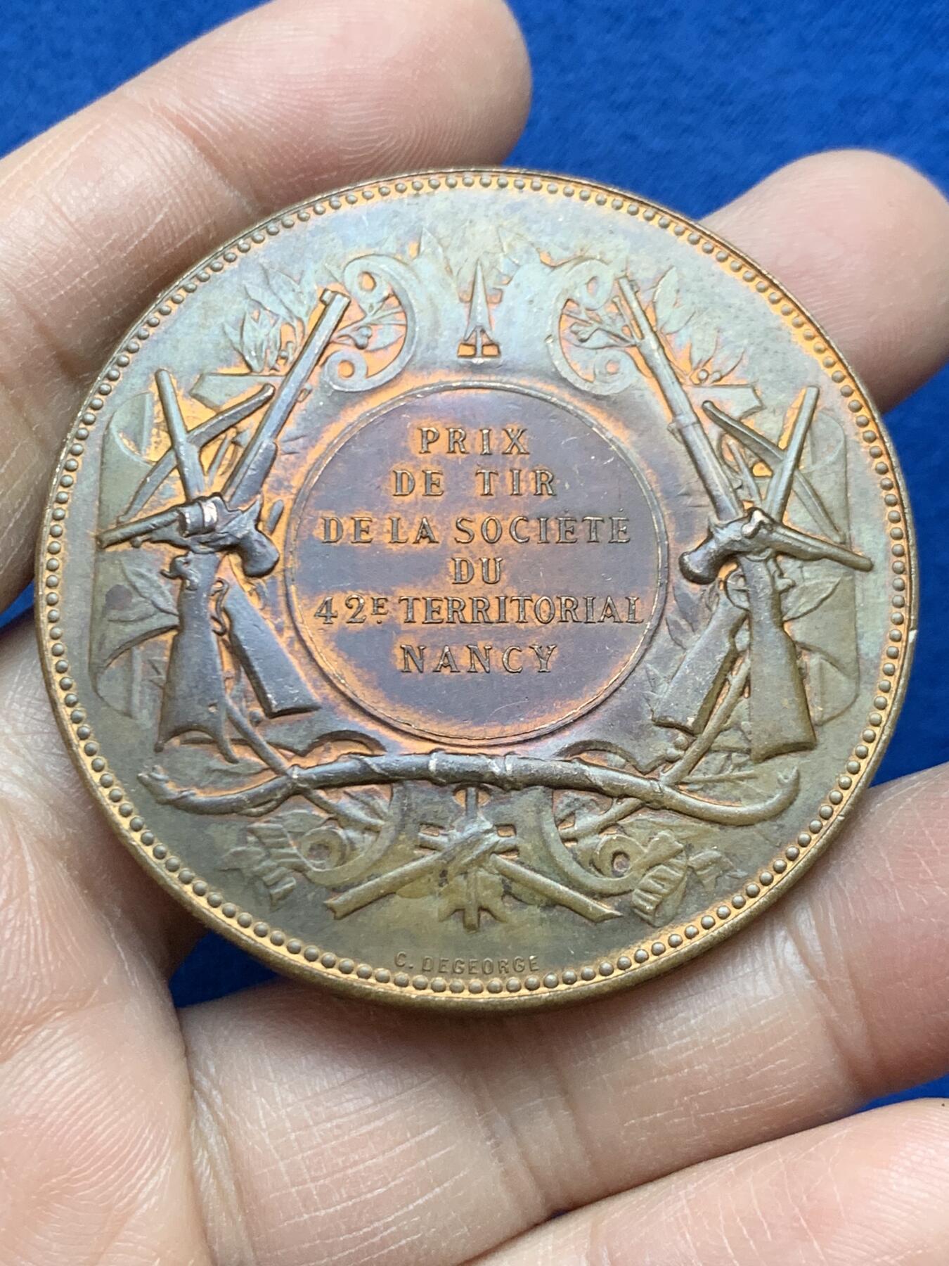 《竞宝斋》第452场 周日，周一 2场连拍 （全场包邮，欢迎送拍） 法国南希射击俱乐部镀金铜章 59.3克 50.5mm丰饶角铜标