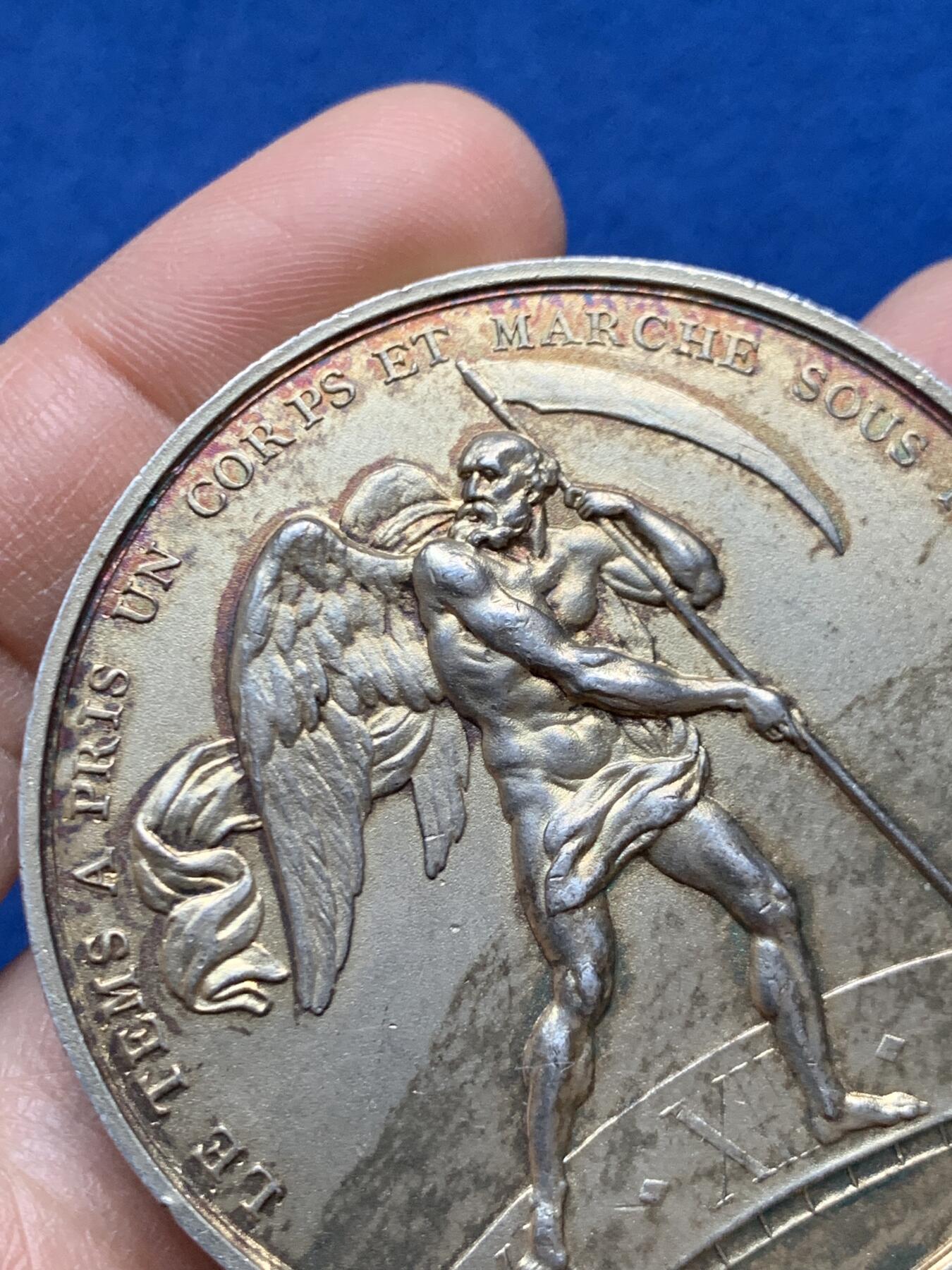 《竞宝斋》第452场 周日，周一 2场连拍 （全场包邮，欢迎送拍） 致法兰西共和国总统勒内·科蒂先生 巴黎国际计时学大会纪念大银章 73.8克 54.2mm 丰饶角1银