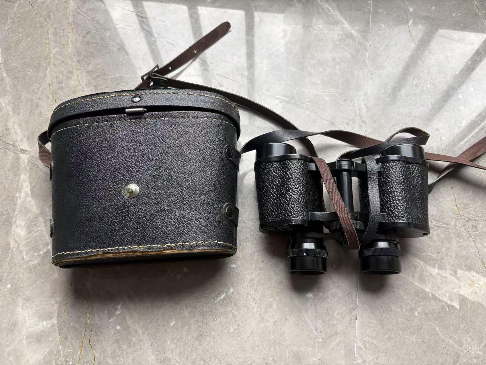 盛世勋华——号角文化勋章邮票专场拍卖第297期 英国Glider牌8×30望远镜为英国老牌经典款，采用保罗式光学结构，8倍放大倍率搭配30mm物镜，成像锐利、视野适中。镜身用耐磨纹理材质打造，配原厂皮质收纳盒，整体无瑕疵，藏品完整性佳。