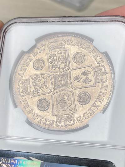 万国钱币拍卖第058期（万国新年大拍） NGC MS62 1741英国乔治二世玫瑰克朗 英国克朗系列中的大名誉品种 早期青年版头像 来自十八世纪中期的巅峰工艺 深峻的打制让你不会错过任何一个高点细节 玫瑰与纹章的设计在双面香槟金彩的加持下尽显雍容 不同错过的顶级收藏品质