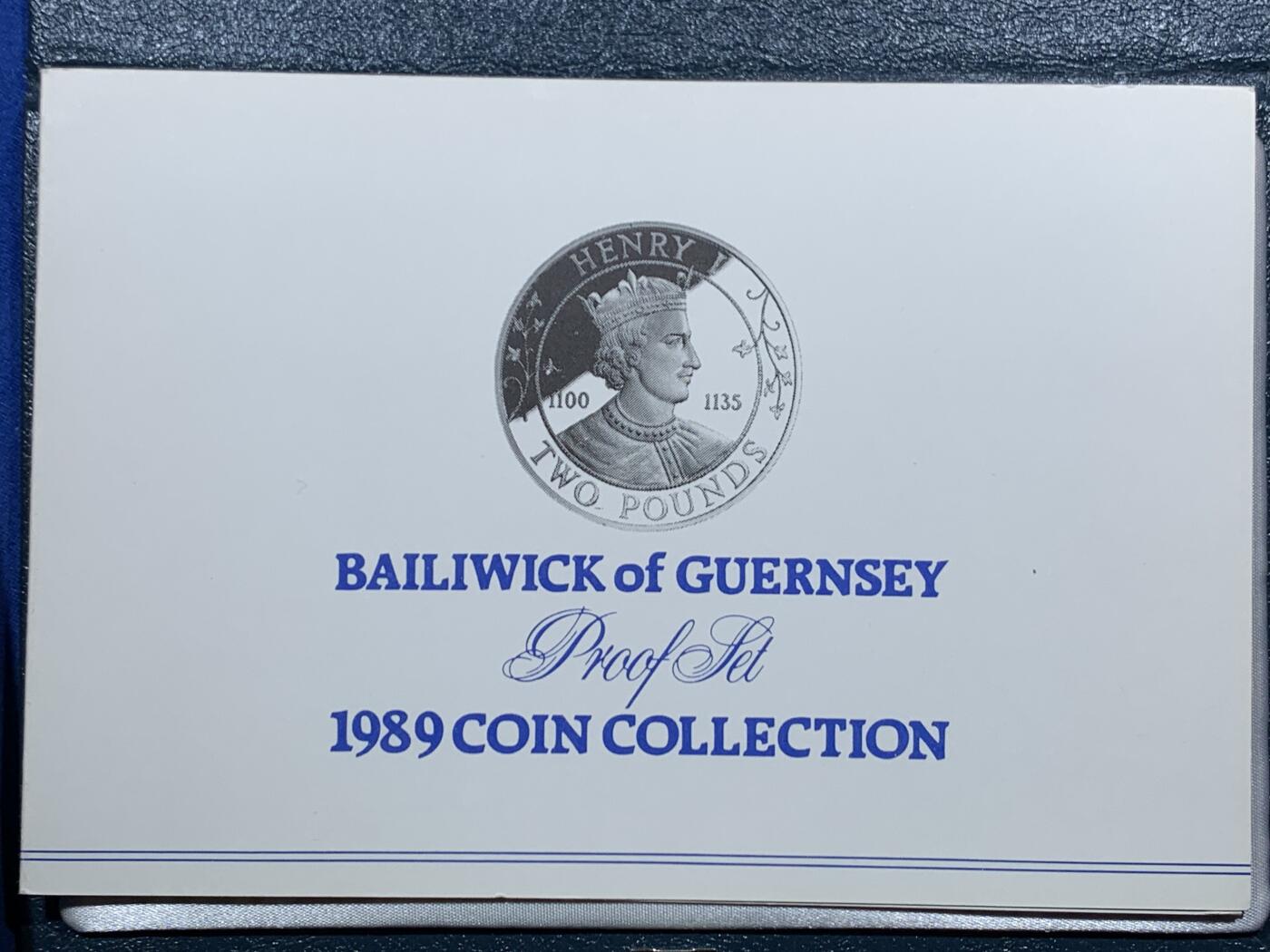 《竞宝斋》第452场 周日，周一 2场连拍 （全场包邮，欢迎送拍） 根西岛1989年精制套币 册装 英国皇家造币厂出品 包含2镑纪念币  品相好