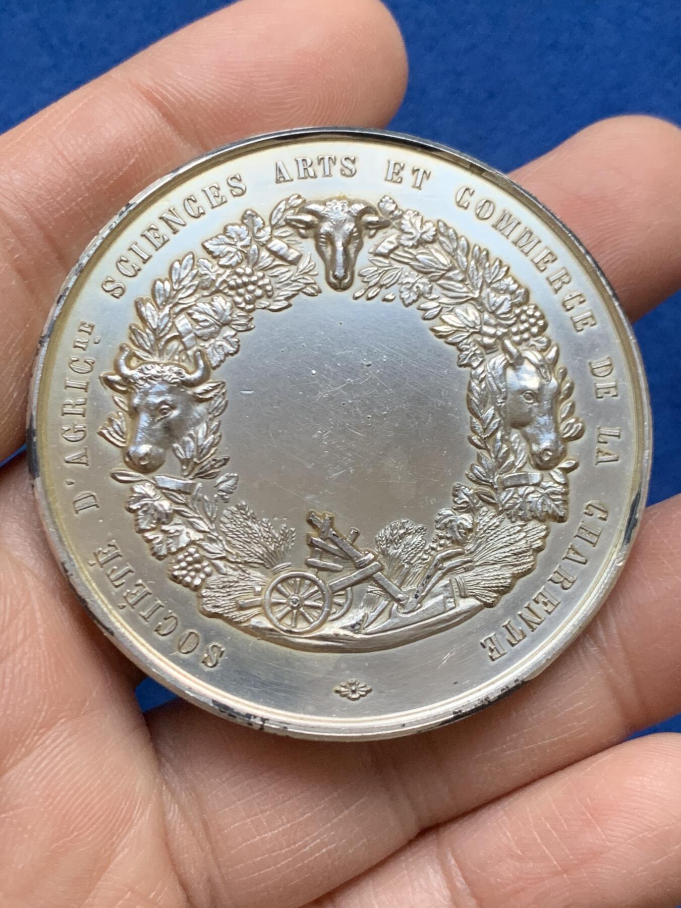 《竞宝斋》第452场 周日，周一 2场连拍 （全场包邮，欢迎送拍） 法国夏朗德省科学与艺术协会纪念大银章 60.95克 50.5mm 丰饶角银