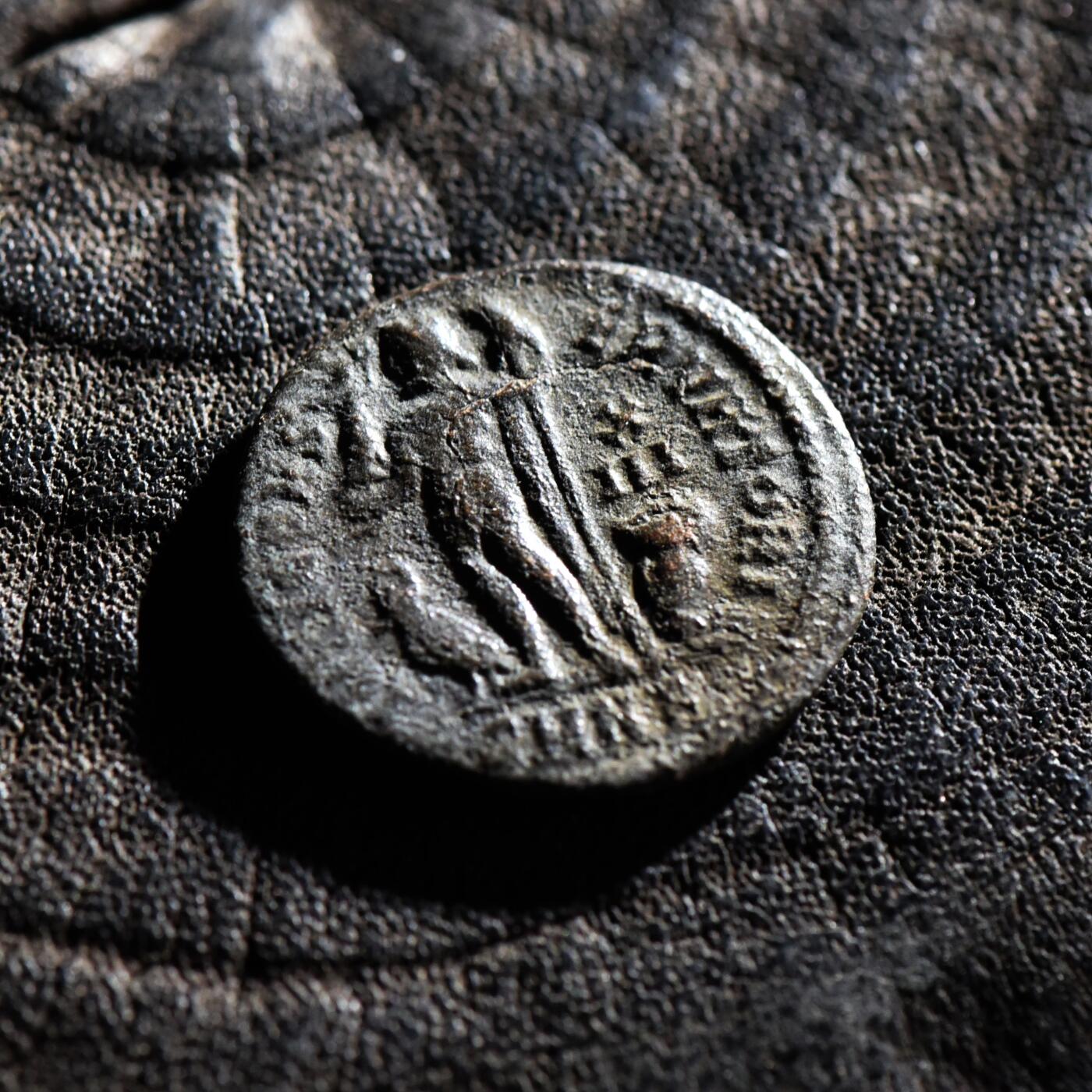 【良泉】第45期【直播场】1月15日晚19.30点开拍！ 208组，西方古代钱币、丝路古珠杂项专场 公元318-320年【古罗马】李锡尼二世“朱庇特持胜利女神”洗银富力铜币，尼科墨底亚造币厂，2.46克