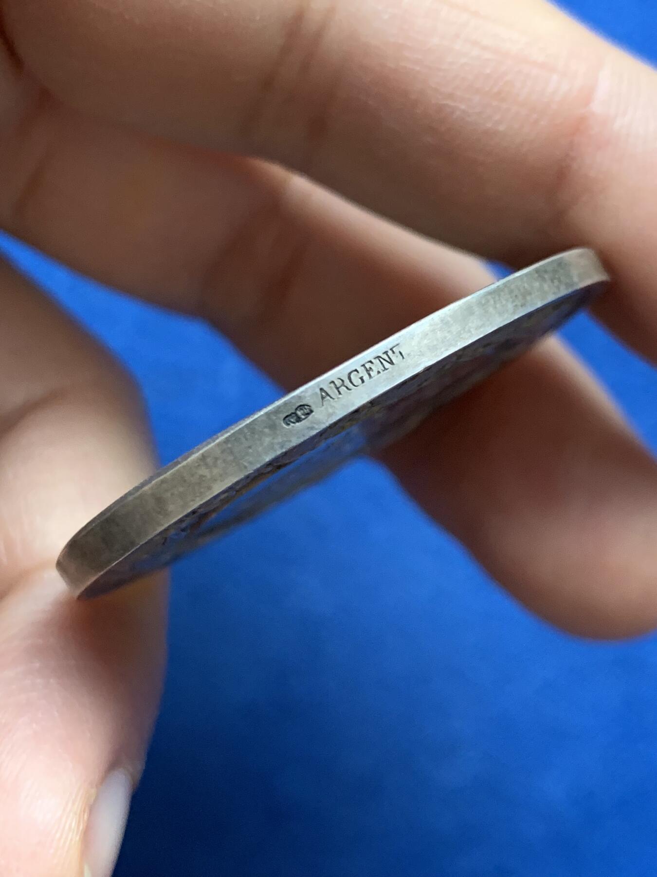 《竞宝斋》第452场 周日，周一 2场连拍 （全场包邮，欢迎送拍） 法国加来海峡省学校图书馆纪念银章 38.5克 41.5mm 丰饶角银标