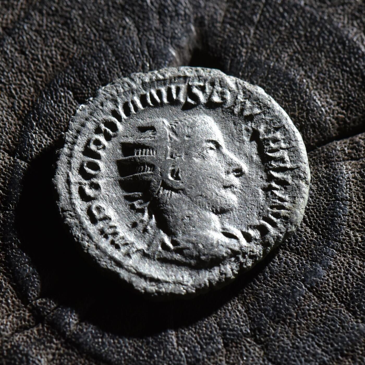 【良泉】第45期【直播场】1月15日晚19.30点开拍！ 208组，西方古代钱币、丝路古珠杂项专场 【藏家出品A】公元244年1月-2月，戈尔迪安三世，背胜利女神，铭文VICTOR AETER（永恒的胜利）此时正处于与萨珊军队作战中，戈三也死于这一场战争。罗马造币厂打制，安敦尼银币，2.38克