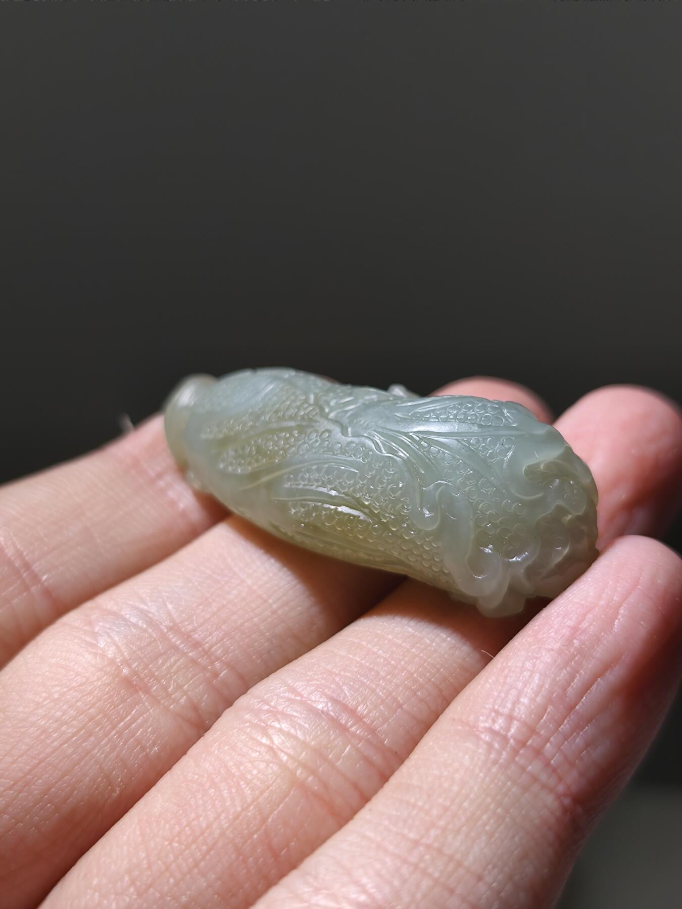 星盘世界钱币2026一月十日新年古典精品大拍 精彩纷呈 精品器物！当代和田玉且末糖青白玉白菜，料子非常细长度44毫米，宽度17毫米，手工雕刻