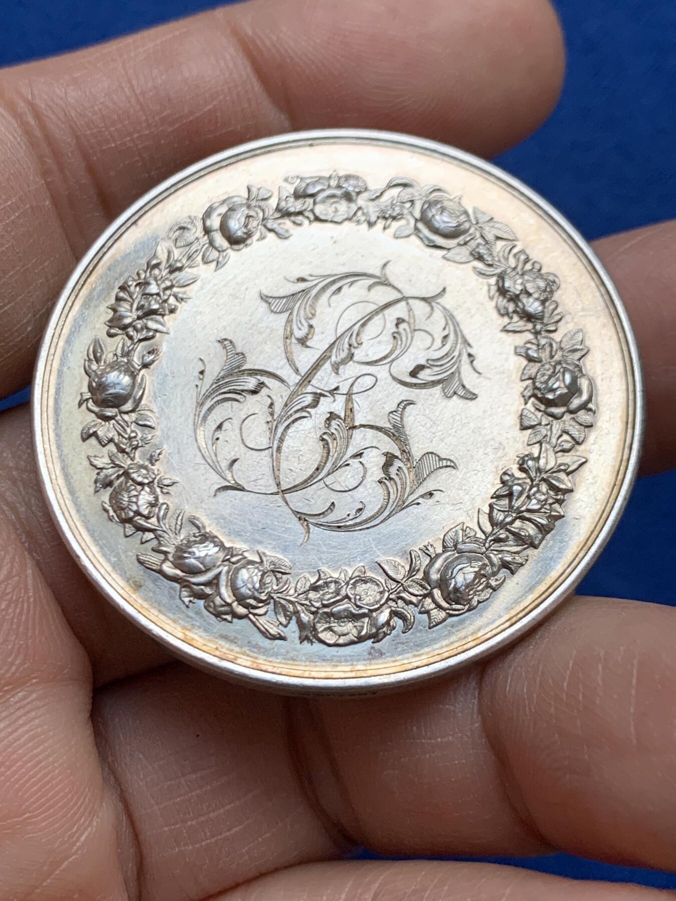 《竞宝斋》第452场 周日，周一 2场连拍 （全场包邮，欢迎送拍） 法国1895年结婚纪念银章 大版 41.2MM 31.5g 丰饶角银标边铭