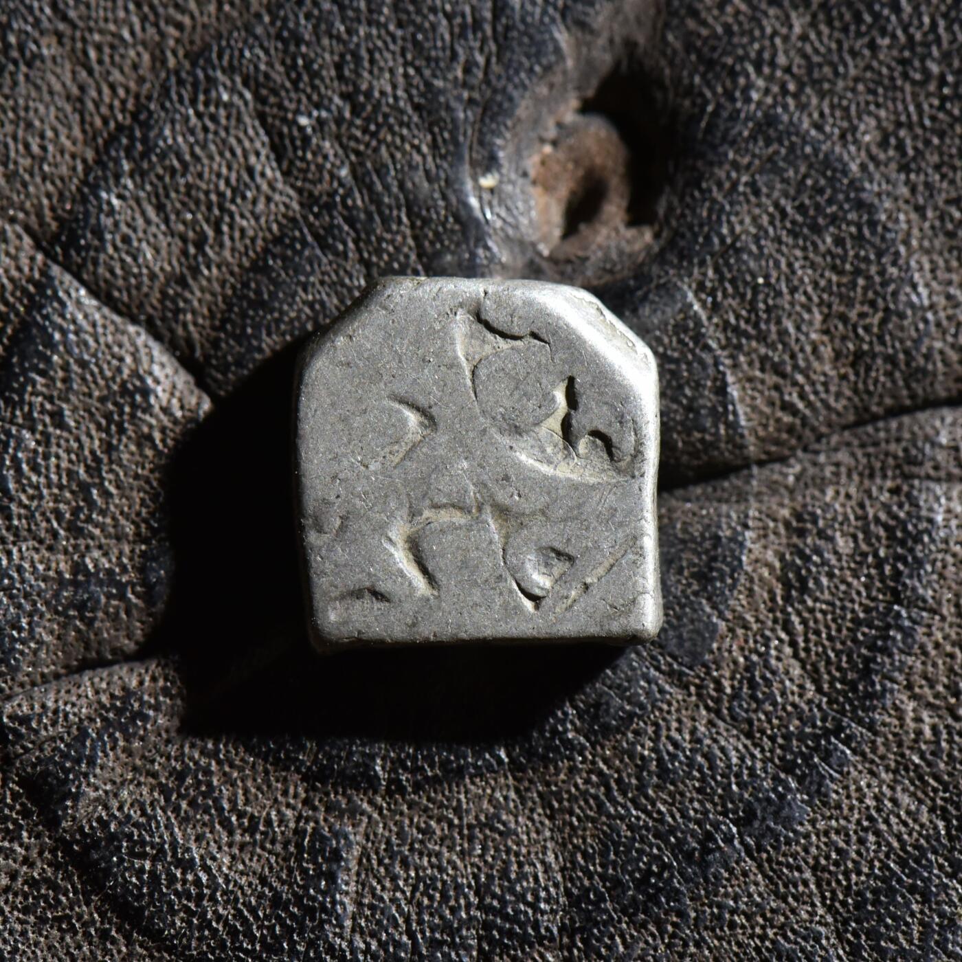 【良泉】第45期【直播场】1月15日晚19.30点开拍！ 208组，西方古代钱币、丝路古珠杂项专场 公元前3-2世纪【古印度】孔雀-巽加王朝，六臂符1卡夏帕银币，3.21克